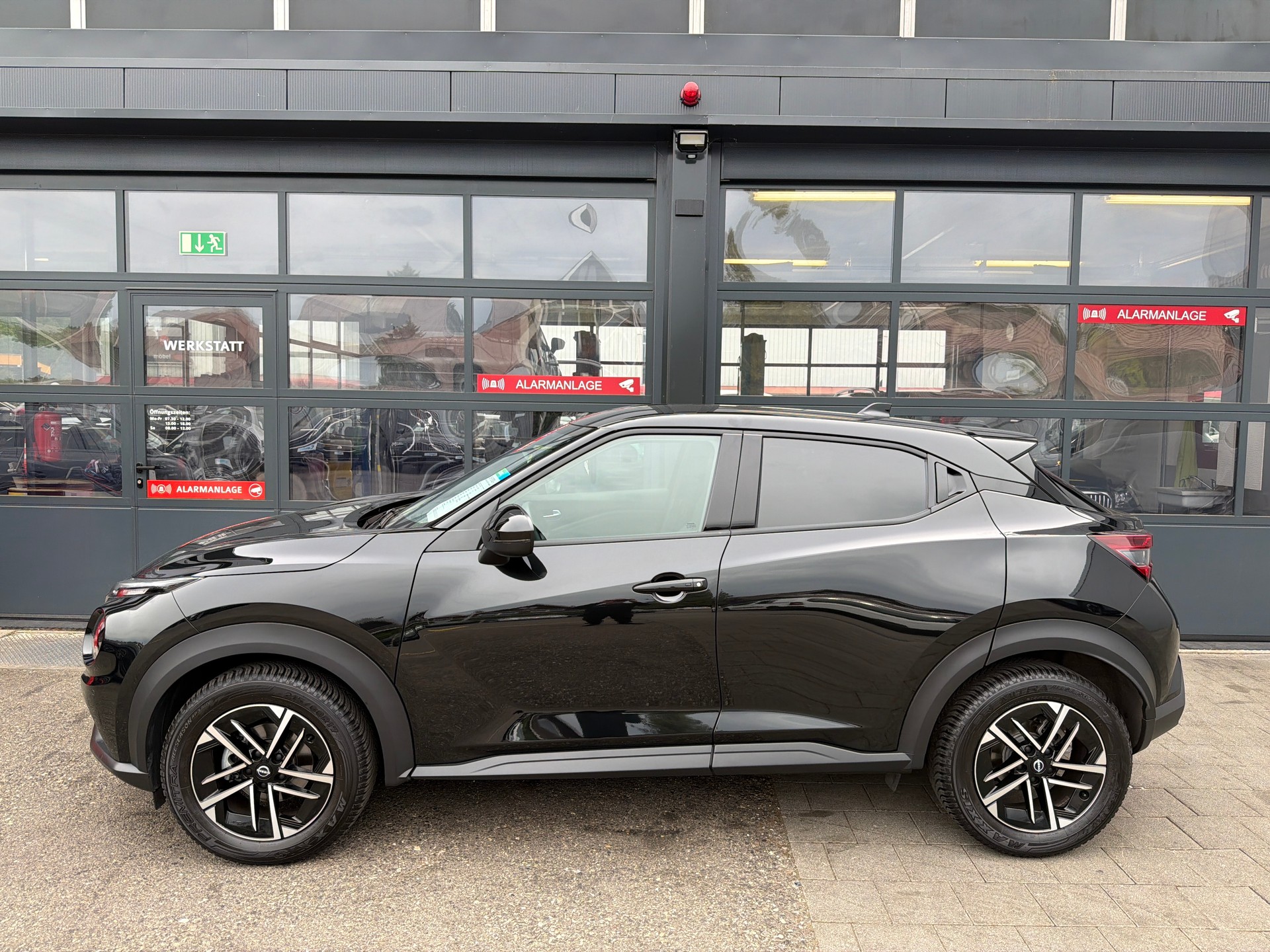 NISSAN Juke 1.0 DIG-T N-Connecta DCT-image-2