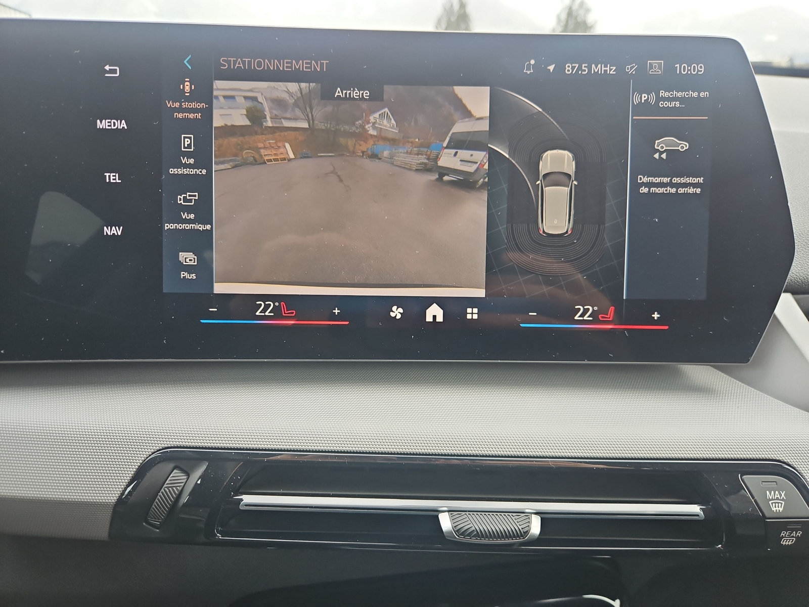 BMW X1 sDrive 18i-image-22