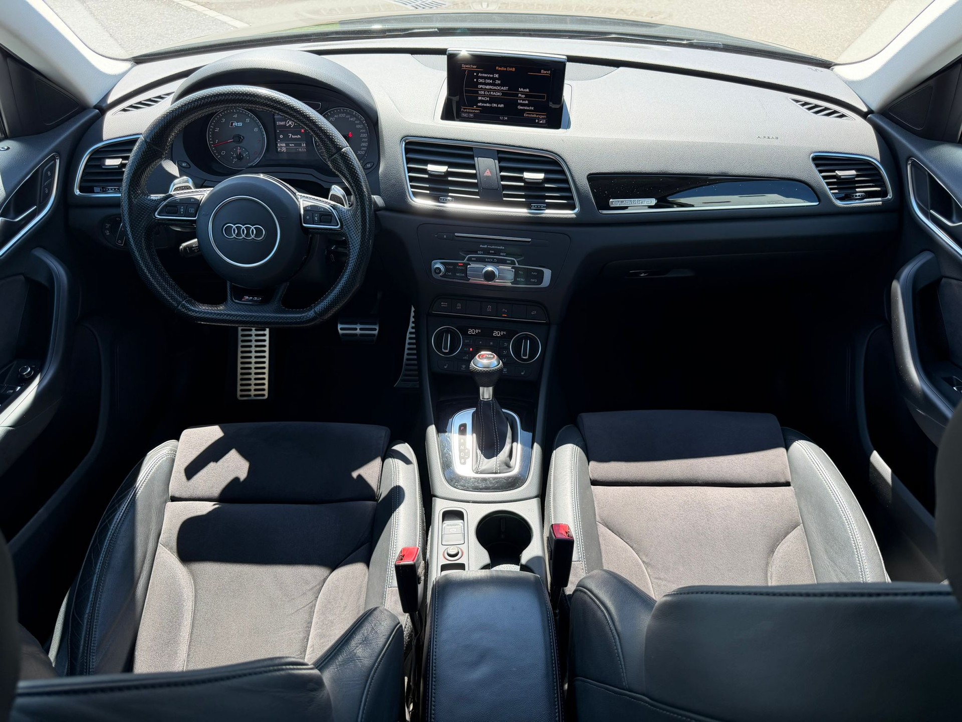 AUDI RS Q3 2.5 TFSI quattro S-tronic Black&Silber Edition-image-8