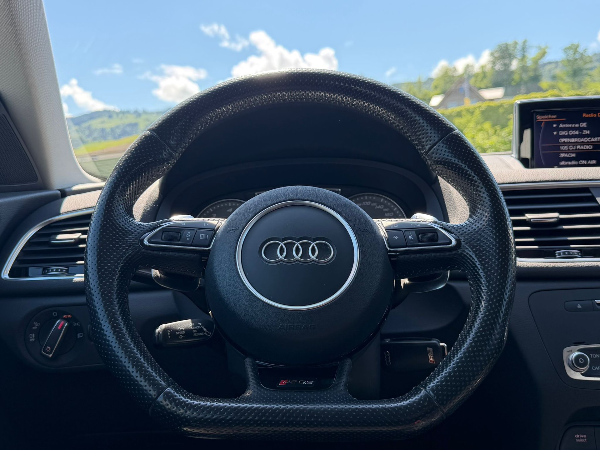 AUDI RS Q3 2.5 TFSI quattro S-tronic Black&Silber Edition-image-9