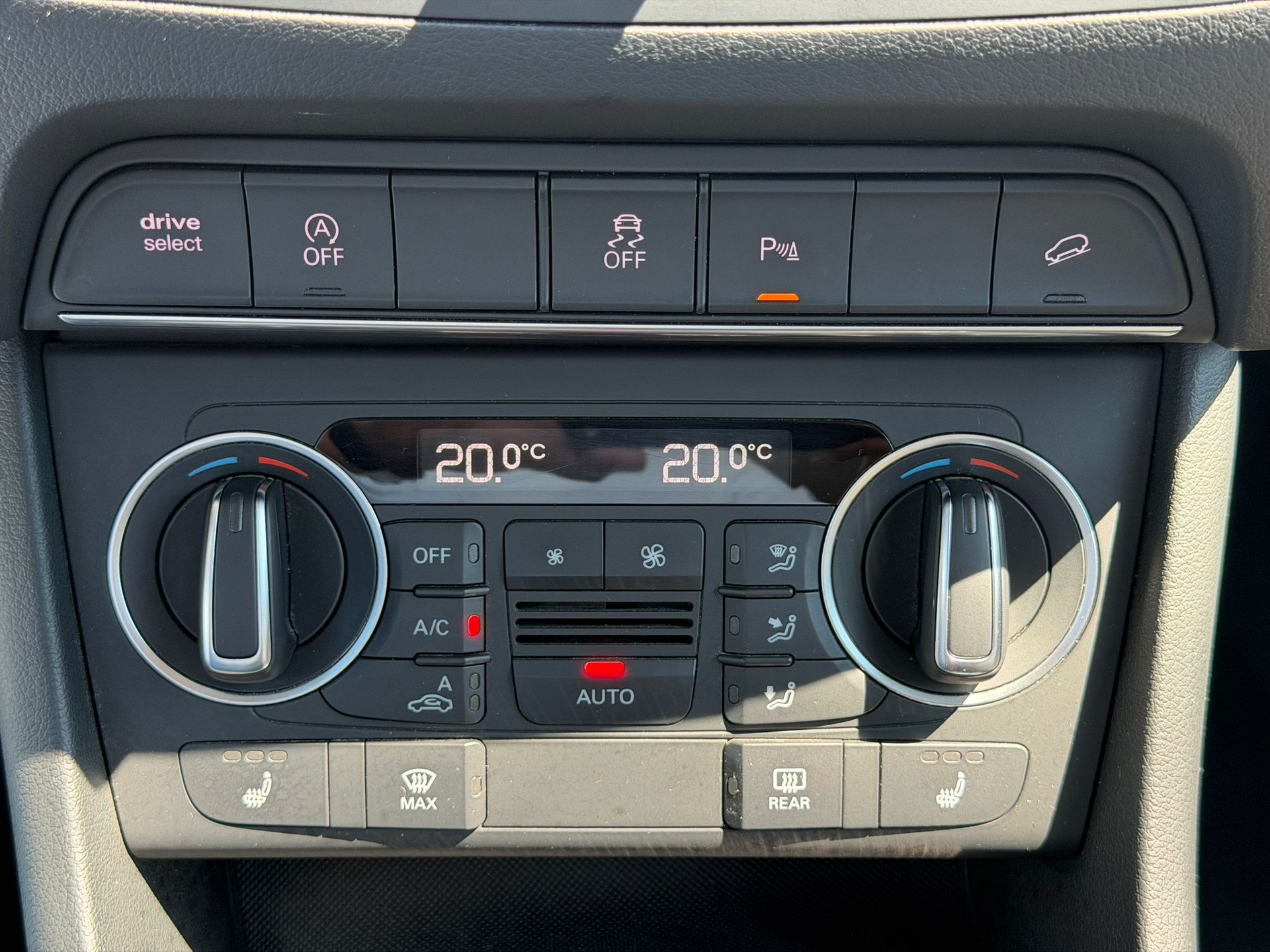 AUDI RS Q3 2.5 TFSI quattro S-tronic Black&Silber Edition-image-14