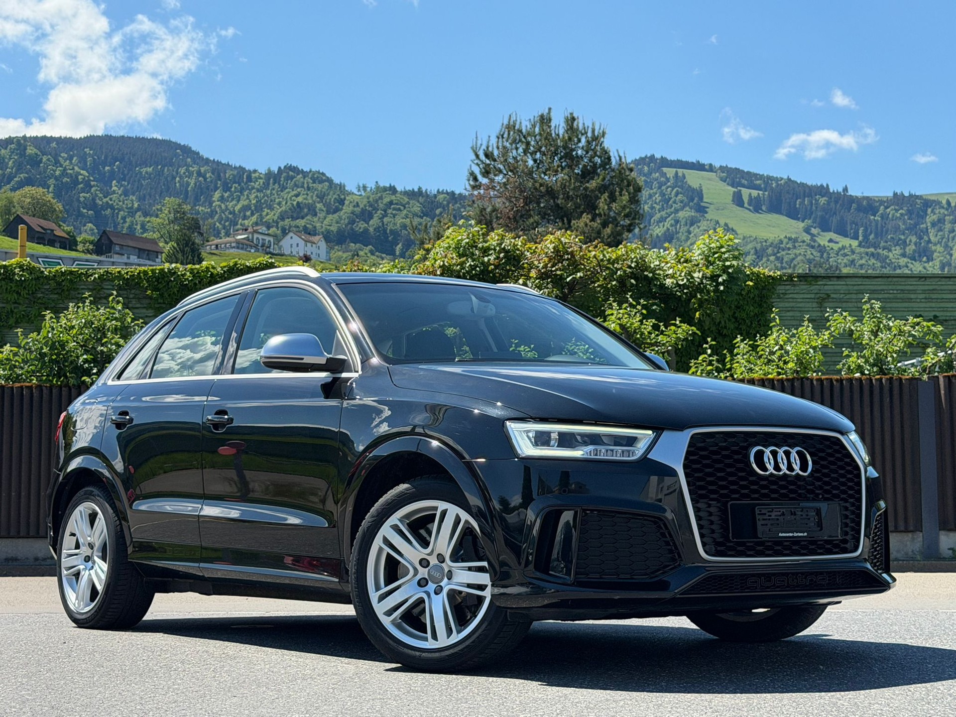 AUDI RS Q3 2.5 TFSI quattro S-tronic Black&Silber Edition-image-3