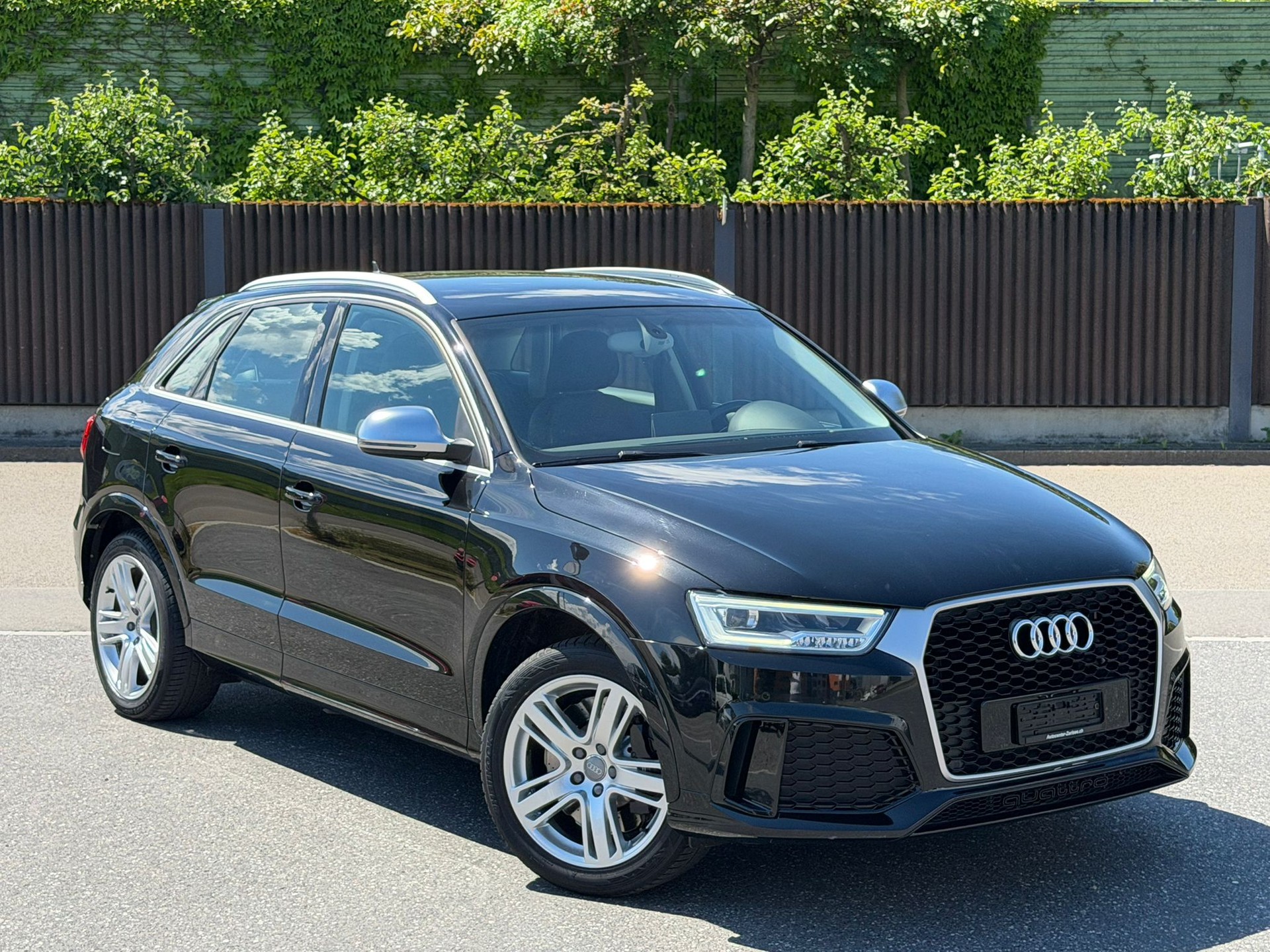 AUDI RS Q3 2.5 TFSI quattro S-tronic Black&Silber Edition-image-4