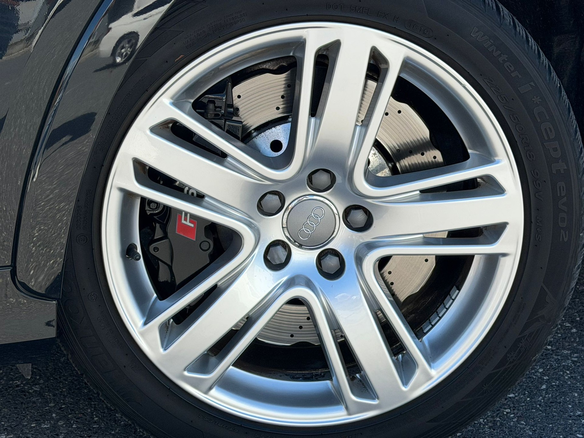 AUDI RS Q3 2.5 TFSI quattro S-tronic Black&Silber Edition-image-2