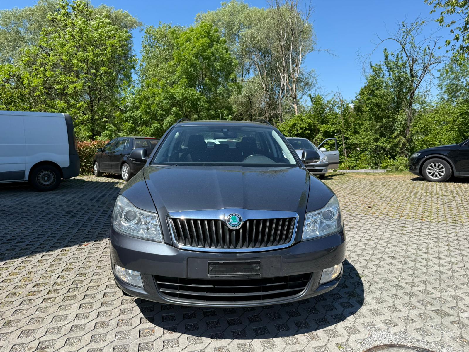 SKODA Octavia 2.0 TDI Ambiente DSG-image-0
