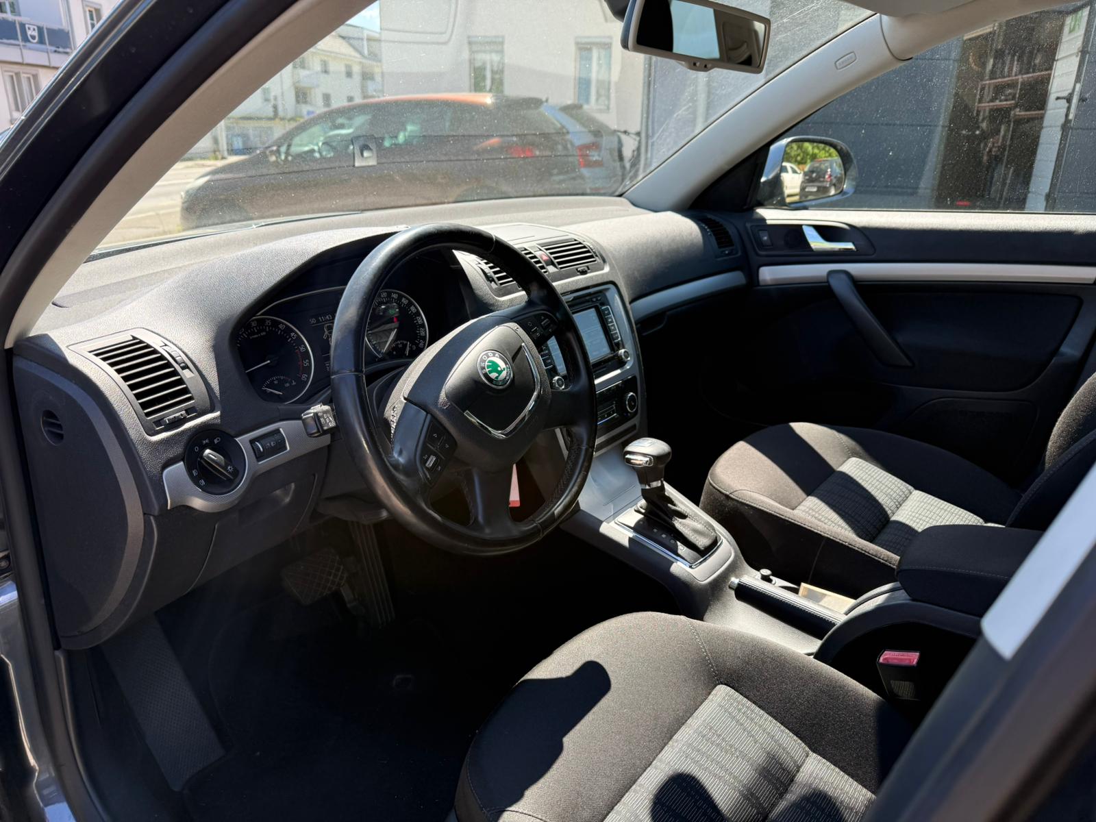 SKODA Octavia 2.0 TDI Ambiente DSG-image-6