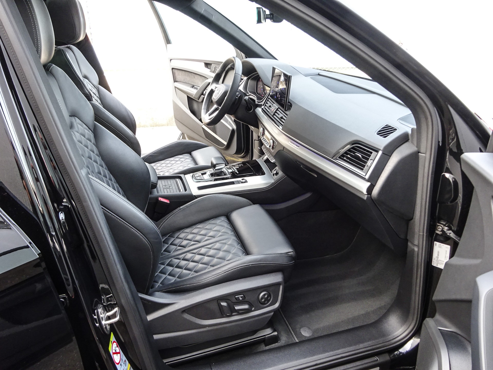 AUDI Q5 Sportback 40 TDI Black Edition quattro S-tronic // CH-Fahrzeug // Werksgarantie // COMPETITION....-image-9