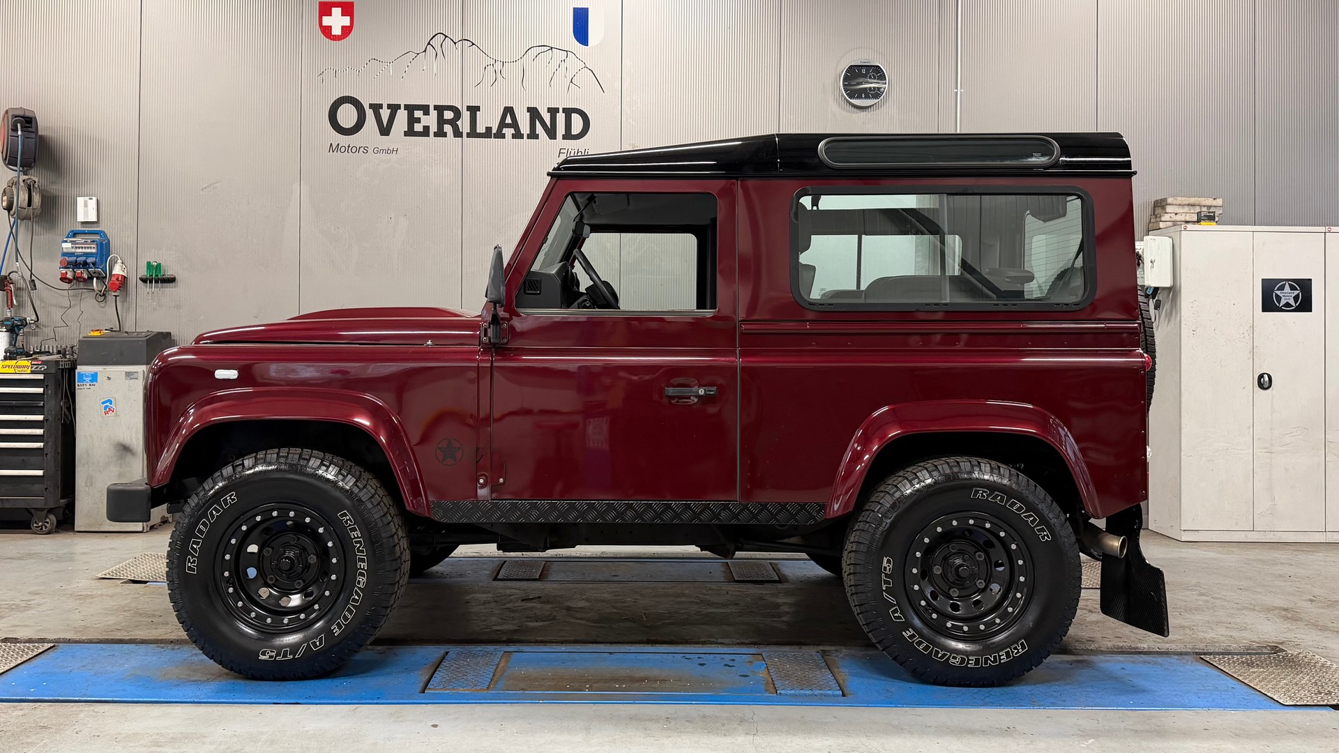 LAND ROVER Defender 90 2.2 TD4 Station Wagon-showroom-element-1