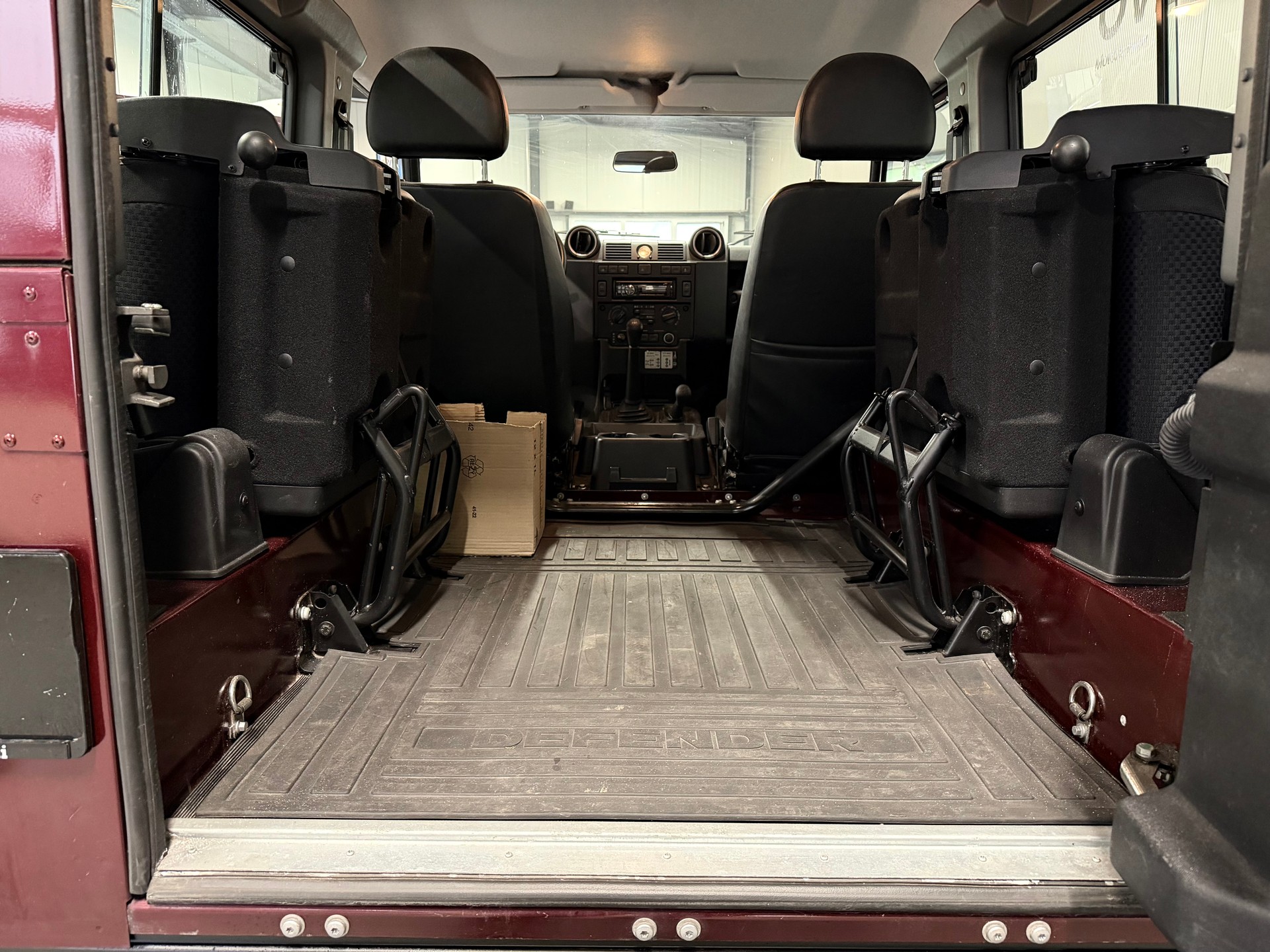 LAND ROVER Defender 90 2.2 TD4 Station Wagon-image-9