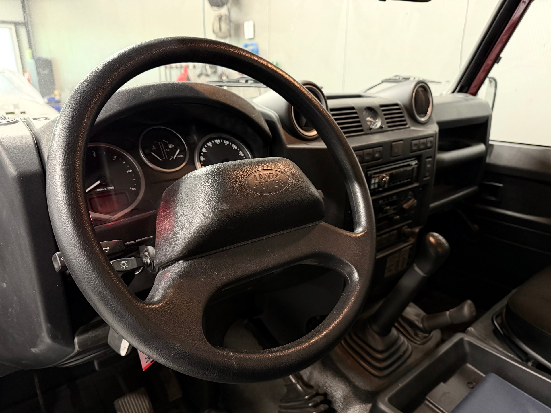 LAND ROVER Defender 90 2.2 TD4 Station Wagon-image-7