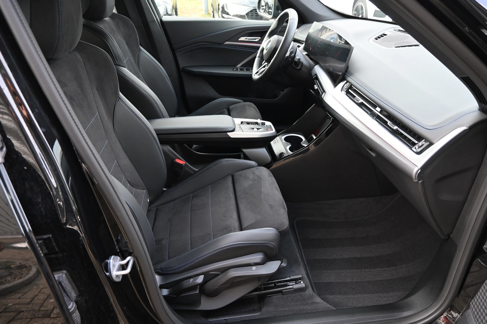 BMW X1 sDrive 18i M Sport Automat + Werksgarantie 08.2027-image-12