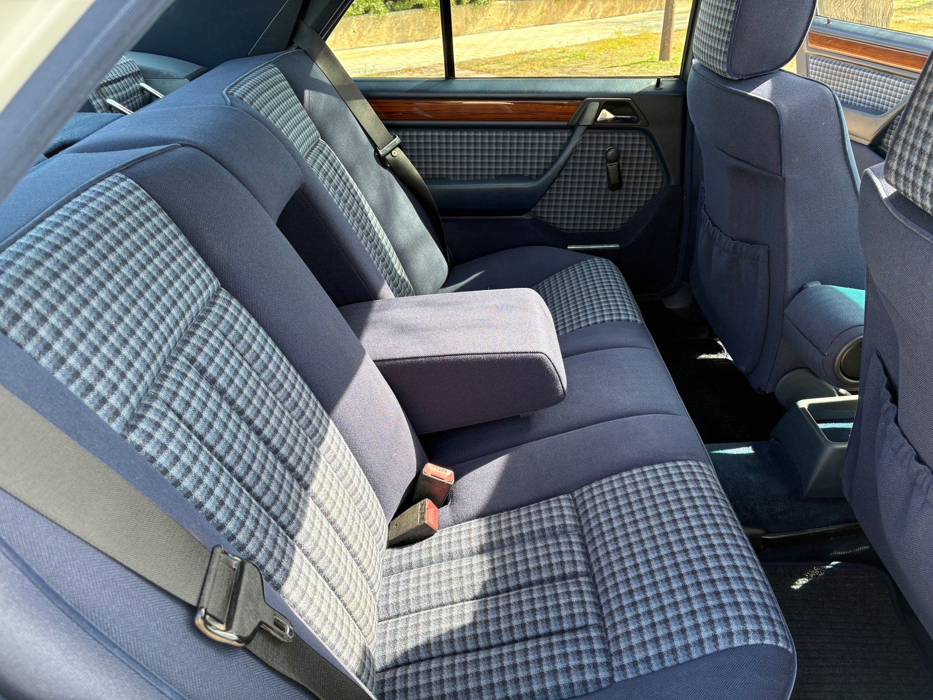 MERCEDES-BENZ 260 E-image-4