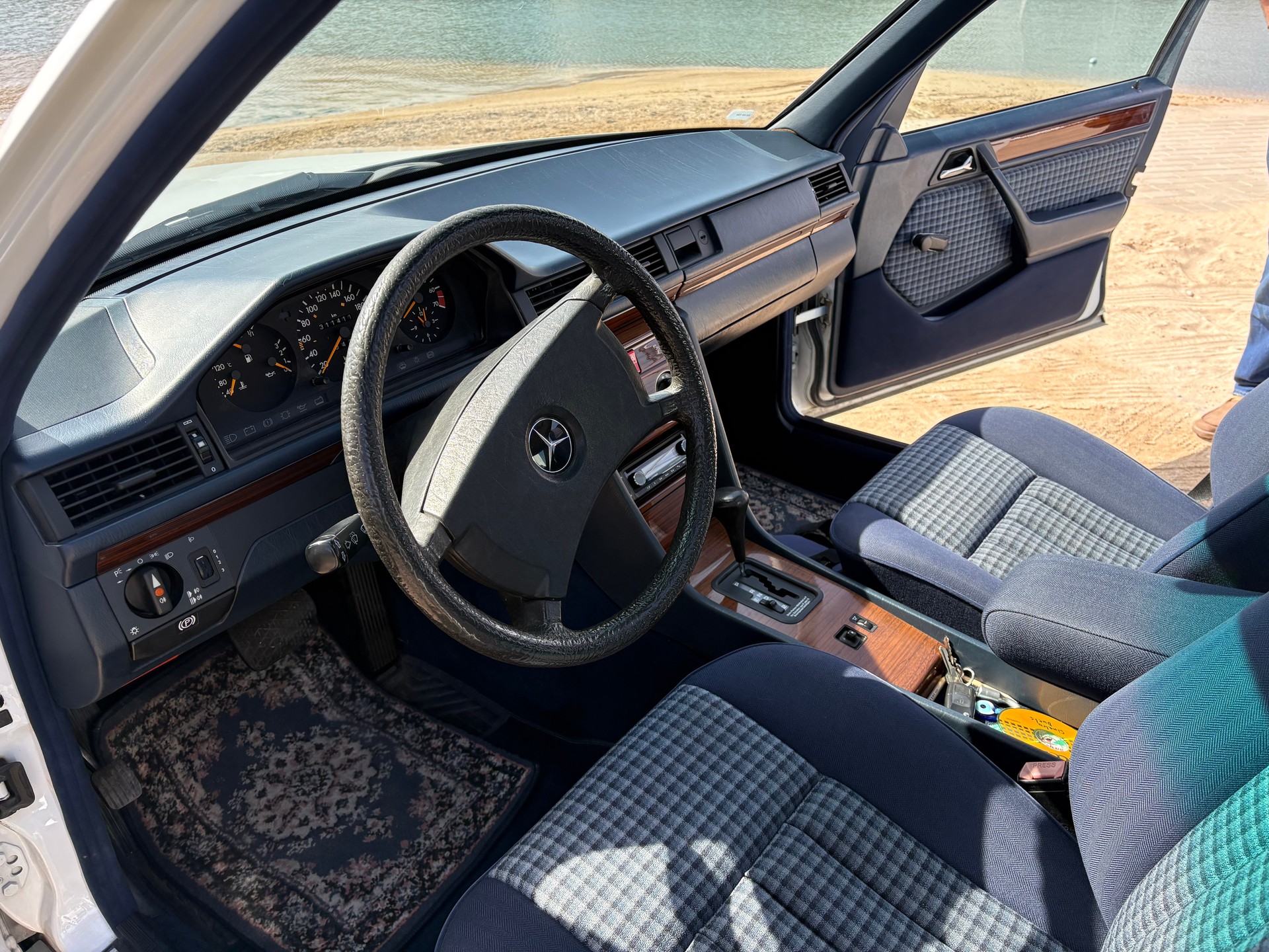 MERCEDES-BENZ 260 E-image-3