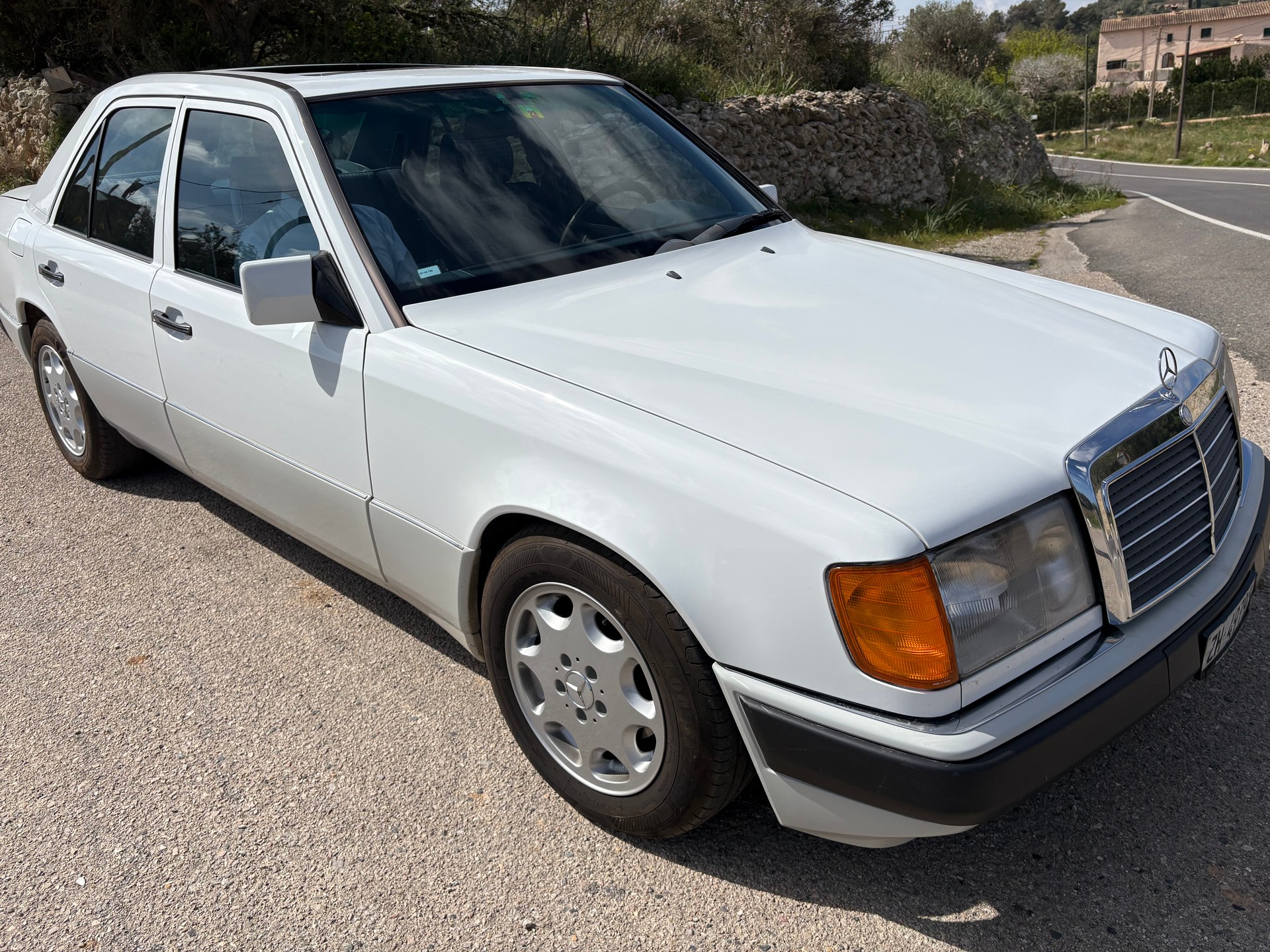 MERCEDES-BENZ 260 E-image-0