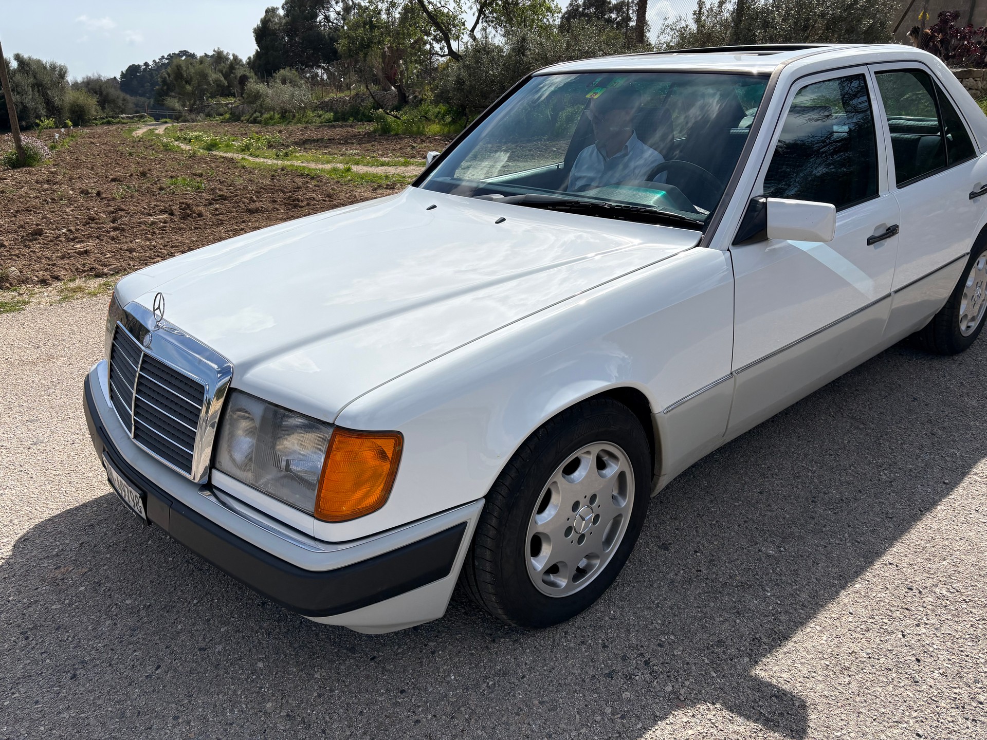 MERCEDES-BENZ 260 E-image-1