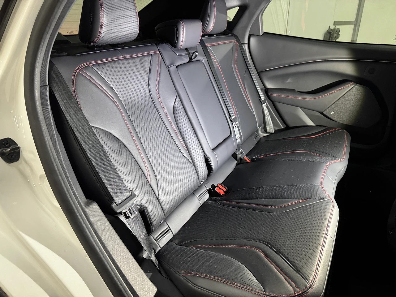 FORD Mustang MACH-E Premium AWD 75kWh // Vollausstattung-image-9