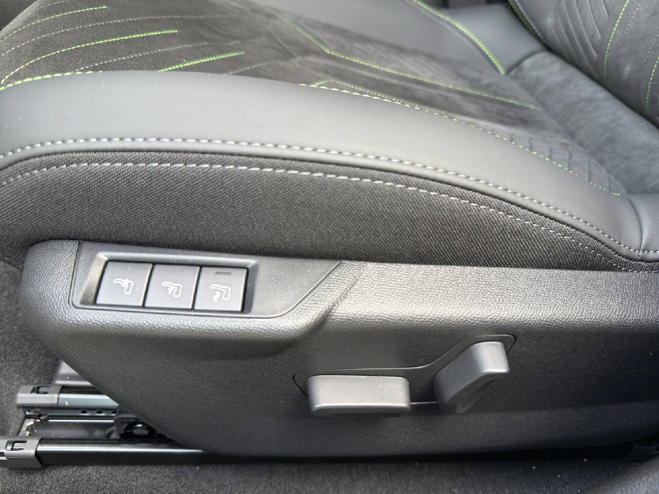 PEUGEOT 208 1.2 Hybrid 145 GT-image-13