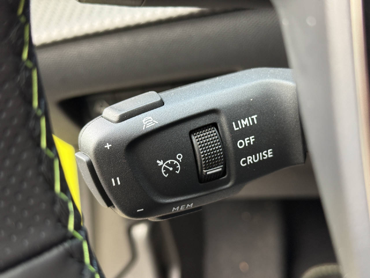 PEUGEOT 208 1.2 Hybrid 145 GT-image-14