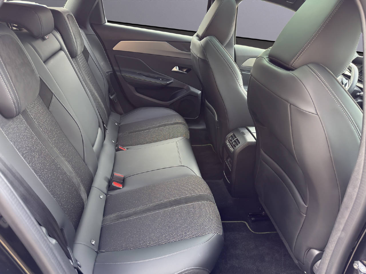 PEUGEOT 308 SW 1.6 PHEV 180 GT-image-9
