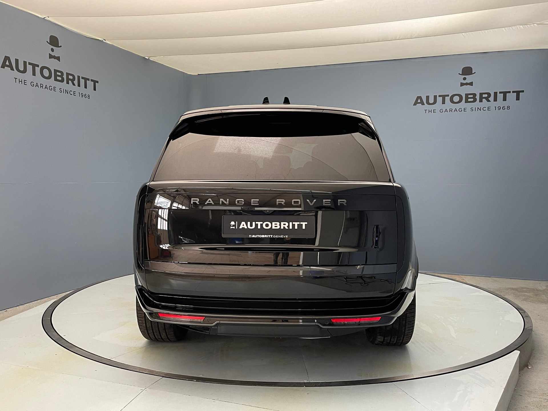 LAND ROVER Range Rover 3.0 D I6 300 HSE-image-4
