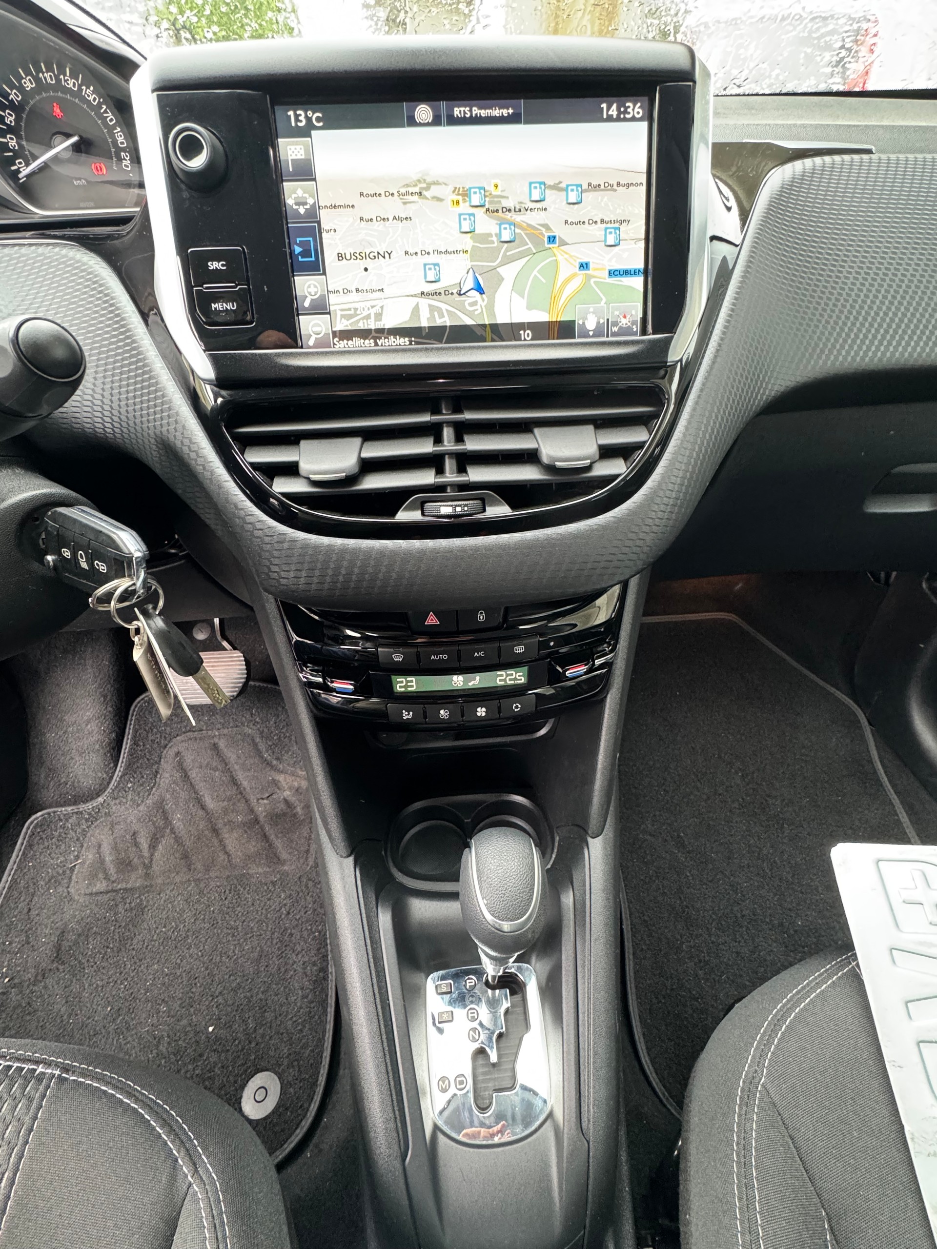 PEUGEOT 208 1.2 PureTech Style EAT6-image-7