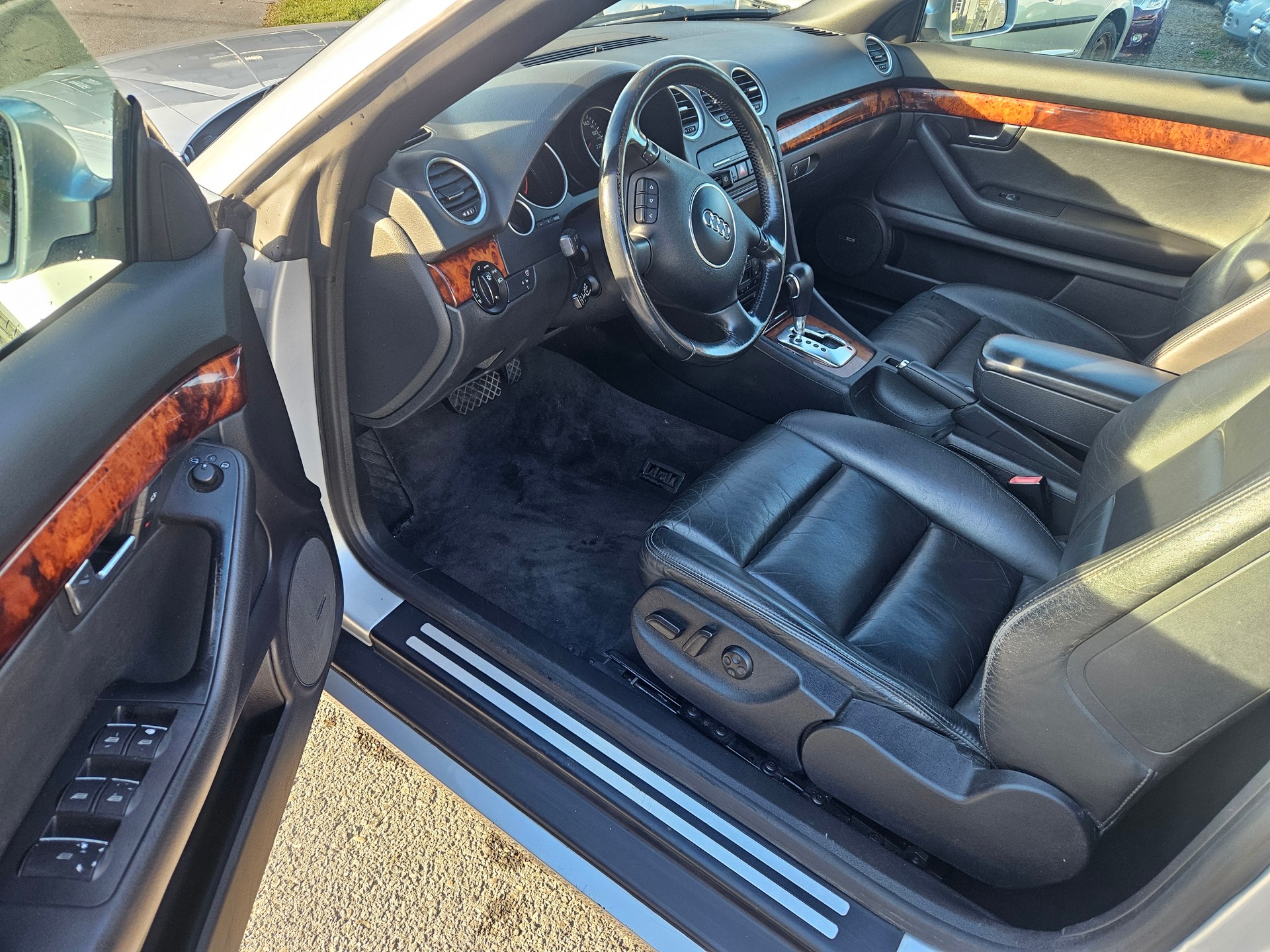 AUDI A4 Cabriolet 3.0 V6-image-8