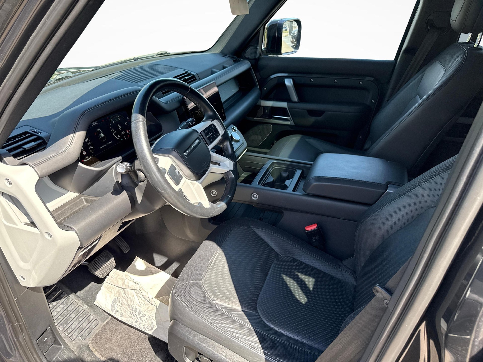 LAND ROVER Defender 110 3.0 D I6 300 X-Dynamic HSE-image-4