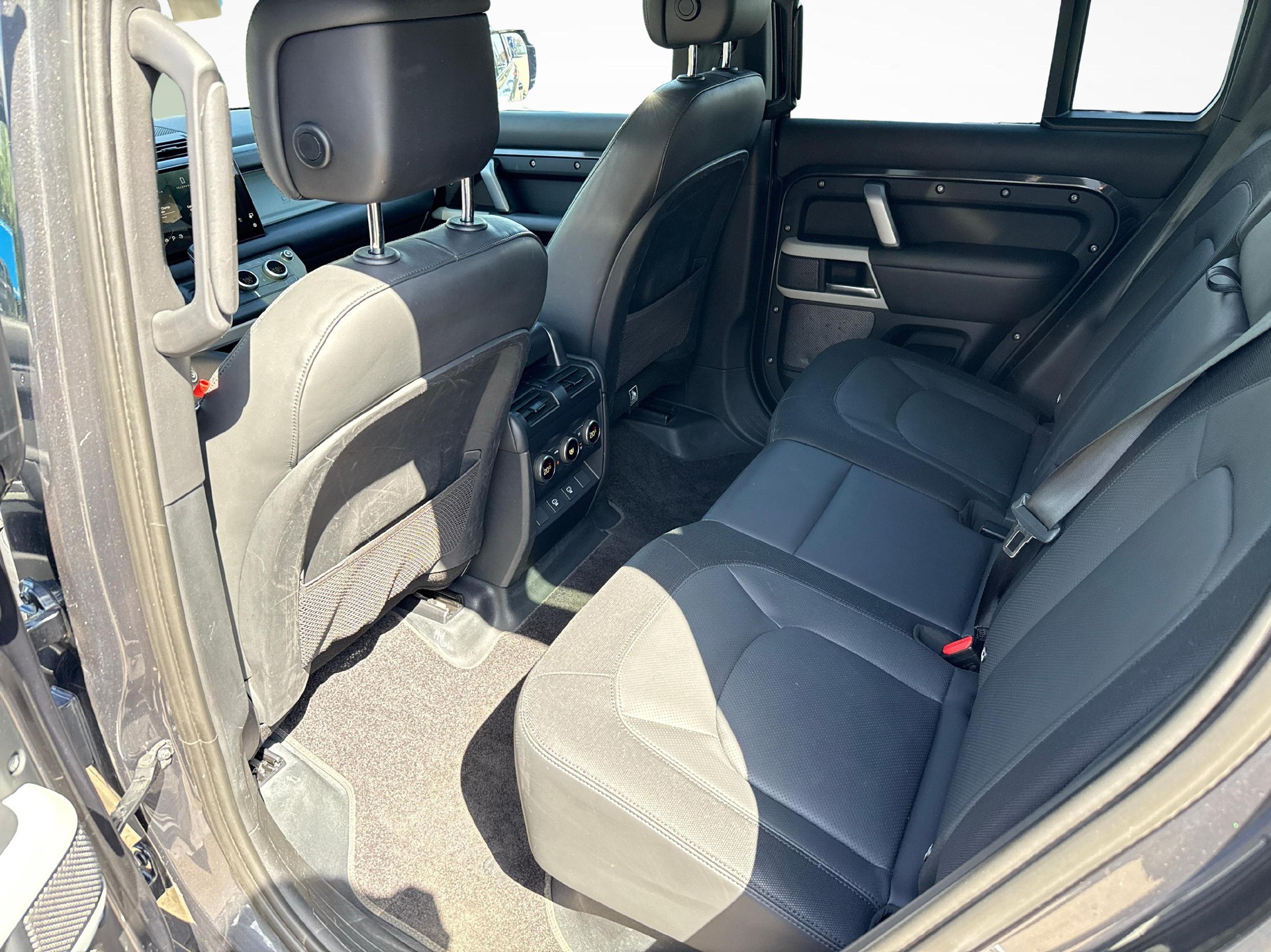 LAND ROVER Defender 110 3.0 D I6 300 X-Dynamic HSE-image-5