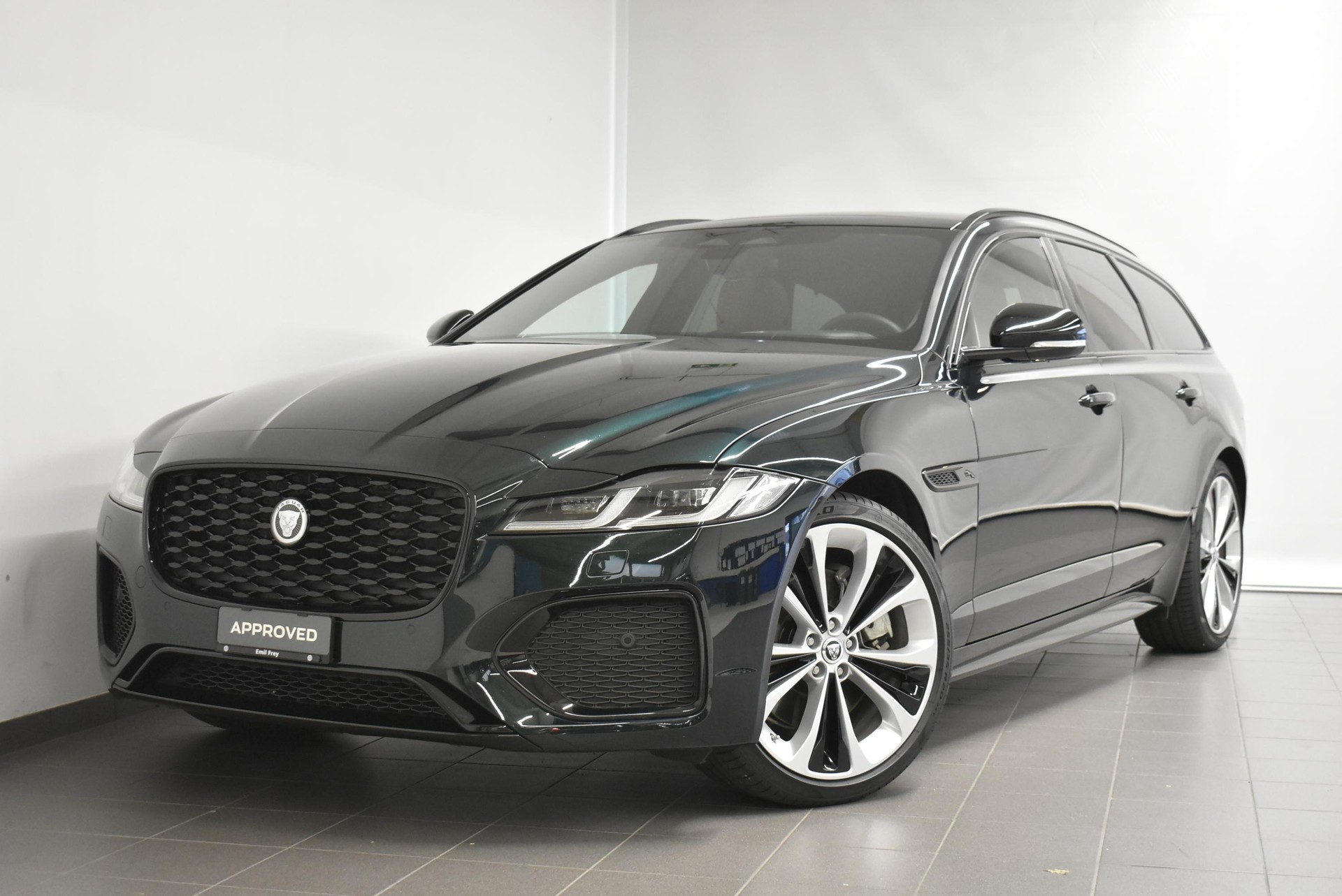 JAGUAR XF Sportbrake 2.0 I4 300 Sport AWD - Pneumatici invernali & Servizi inclusi-showroom-element-1