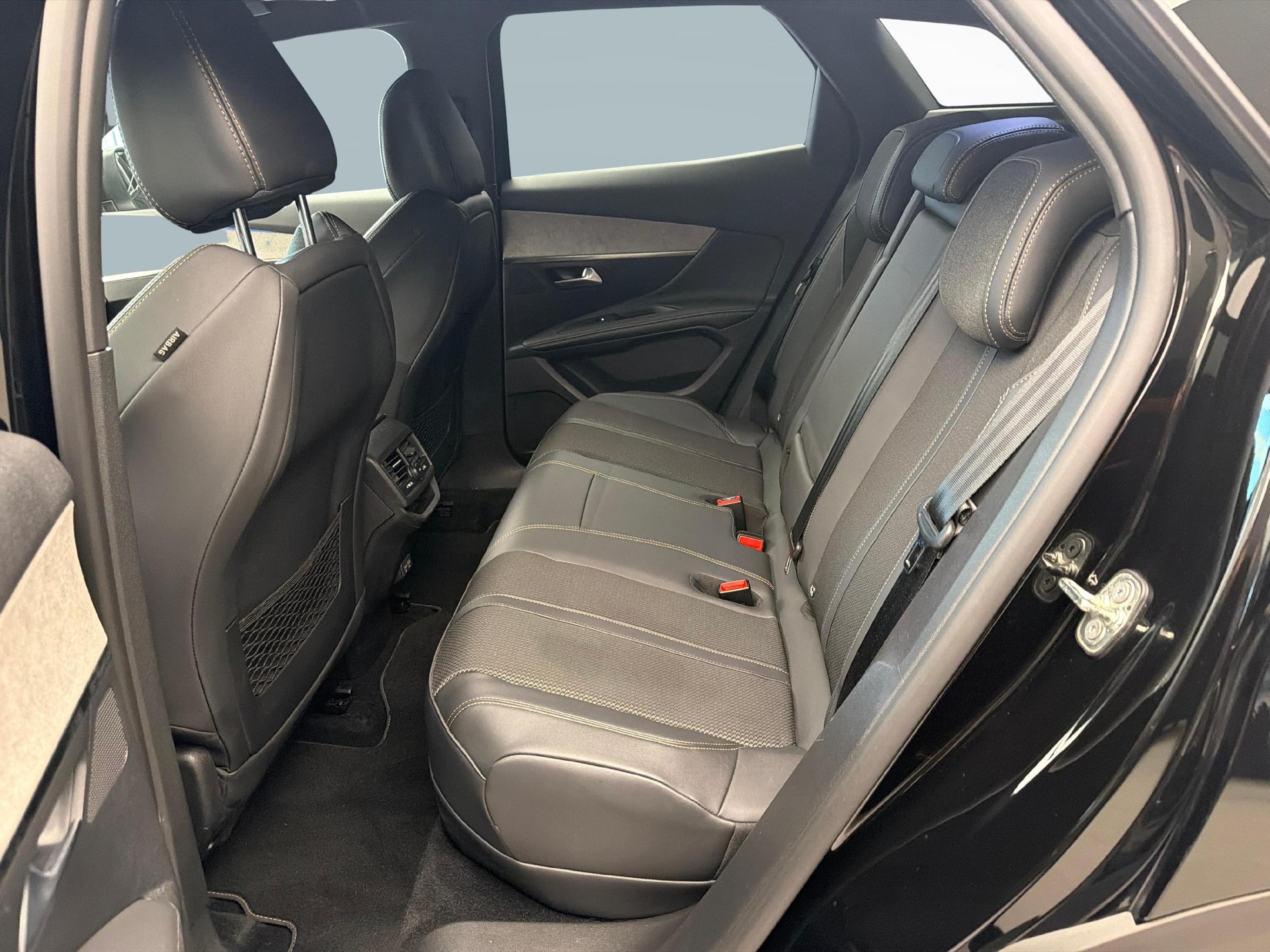 PEUGEOT 3008 1.6 Plug-in Hybrid4 GT-image-11