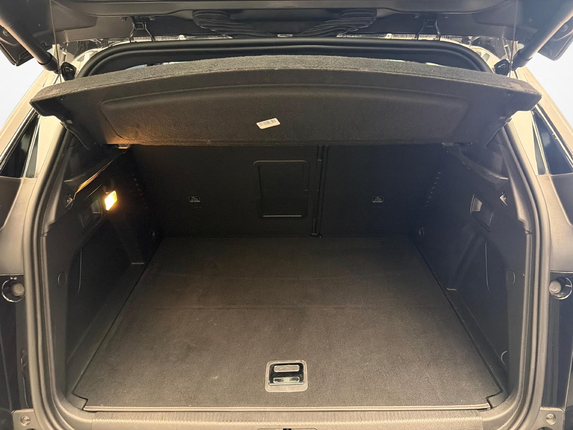 PEUGEOT 3008 1.6 Plug-in Hybrid4 GT-image-12