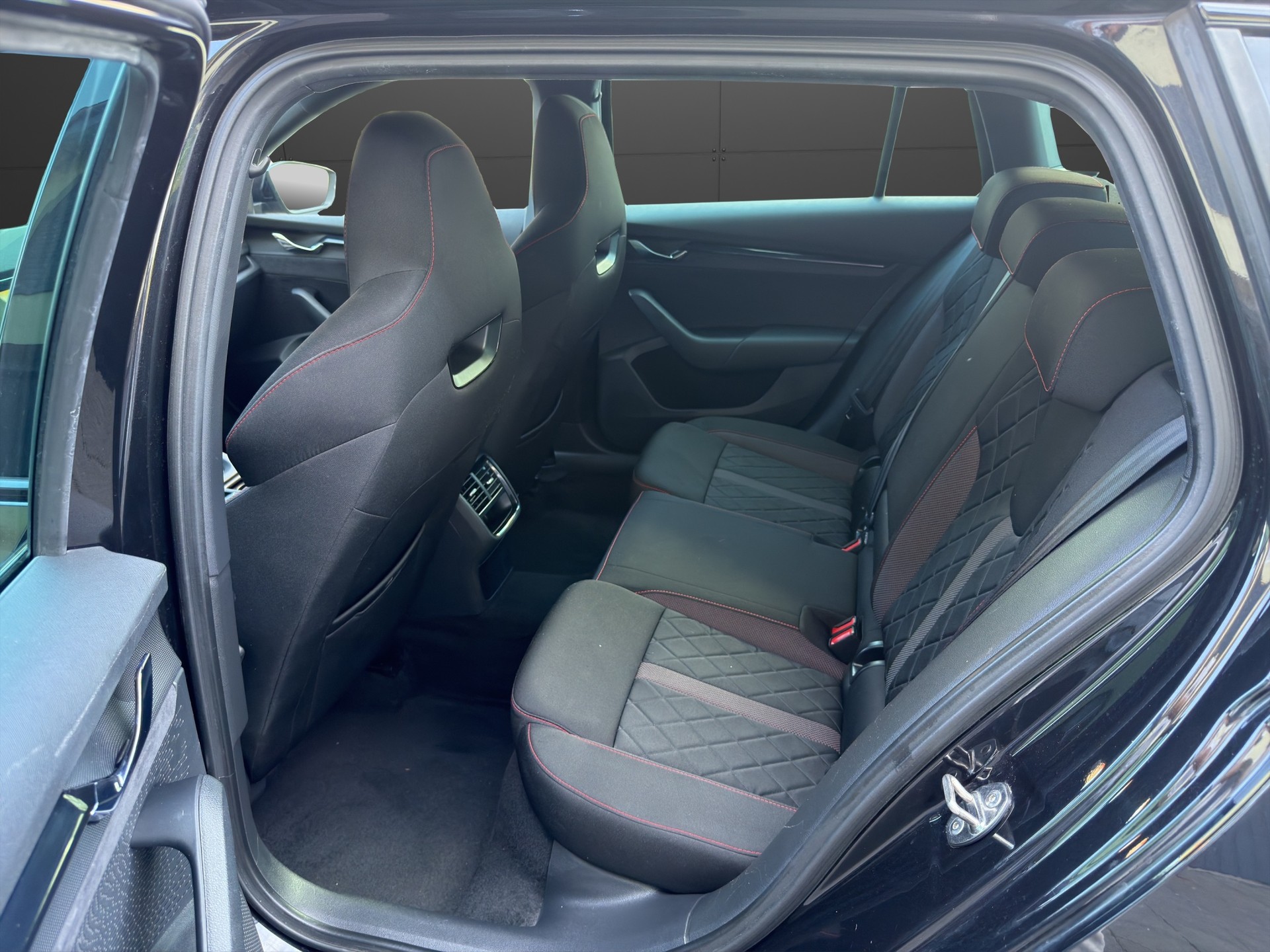 SKODA Octavia Combi 2.0 TDI DSG RS 4x4-image-22