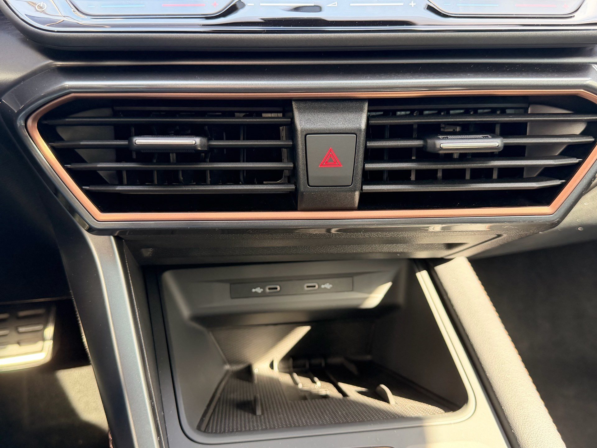 CUPRA Formentor 1.5 TSI e-Hybrid 204 PS *** ANHÄNGERKUPPLUNG ***-image-24