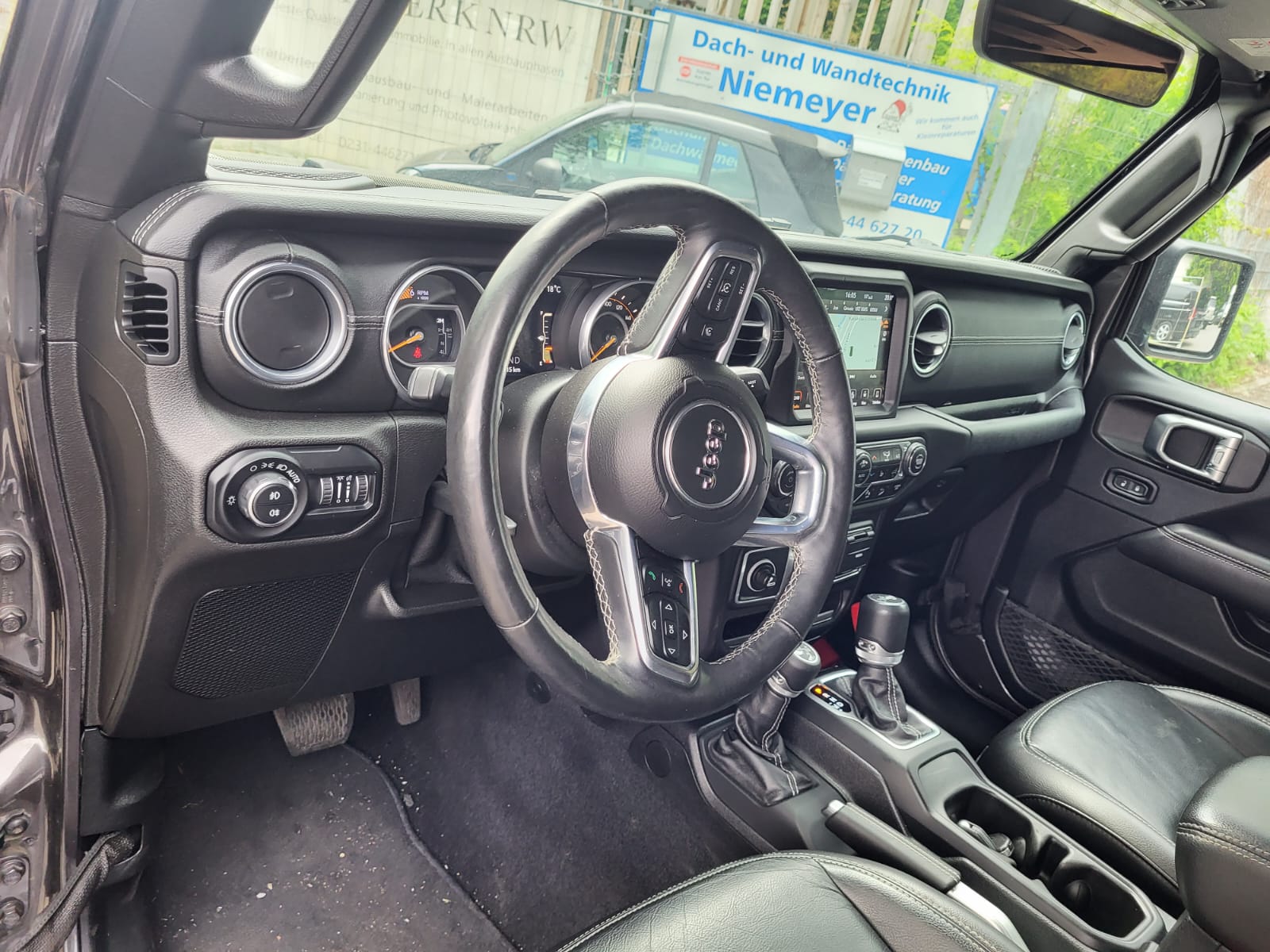 JEEP 2.2 Sahara Automatic-image-3