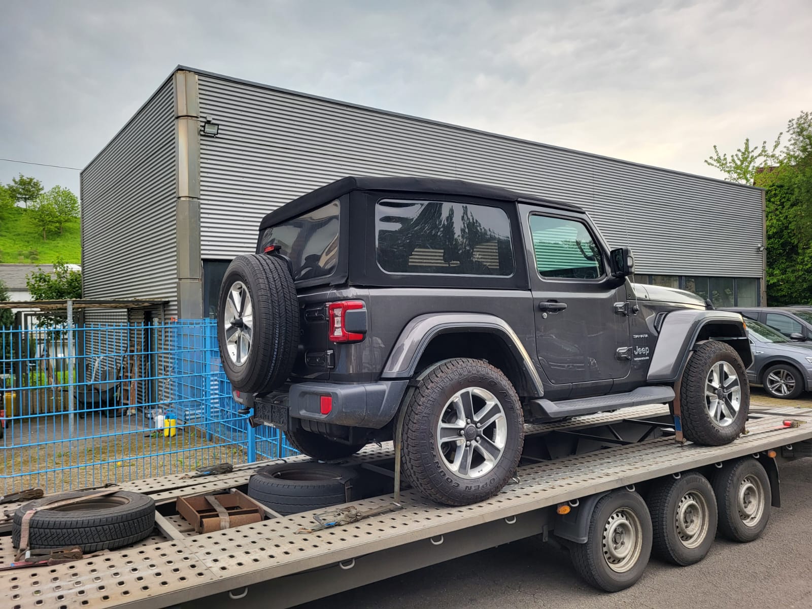 JEEP 2.2 Sahara Automatic-image-2
