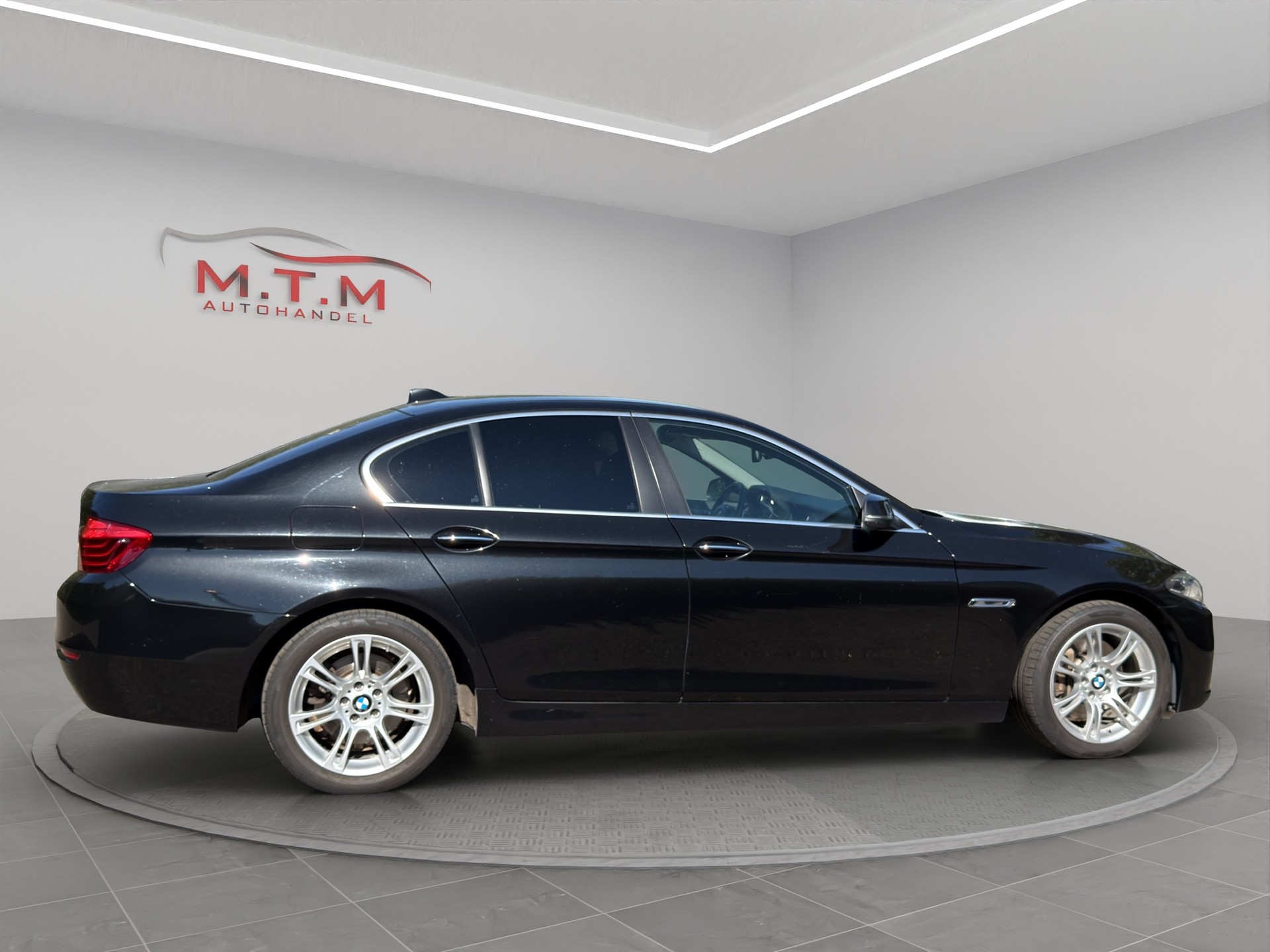 BMW 528i xDrive Steptronic-image-13