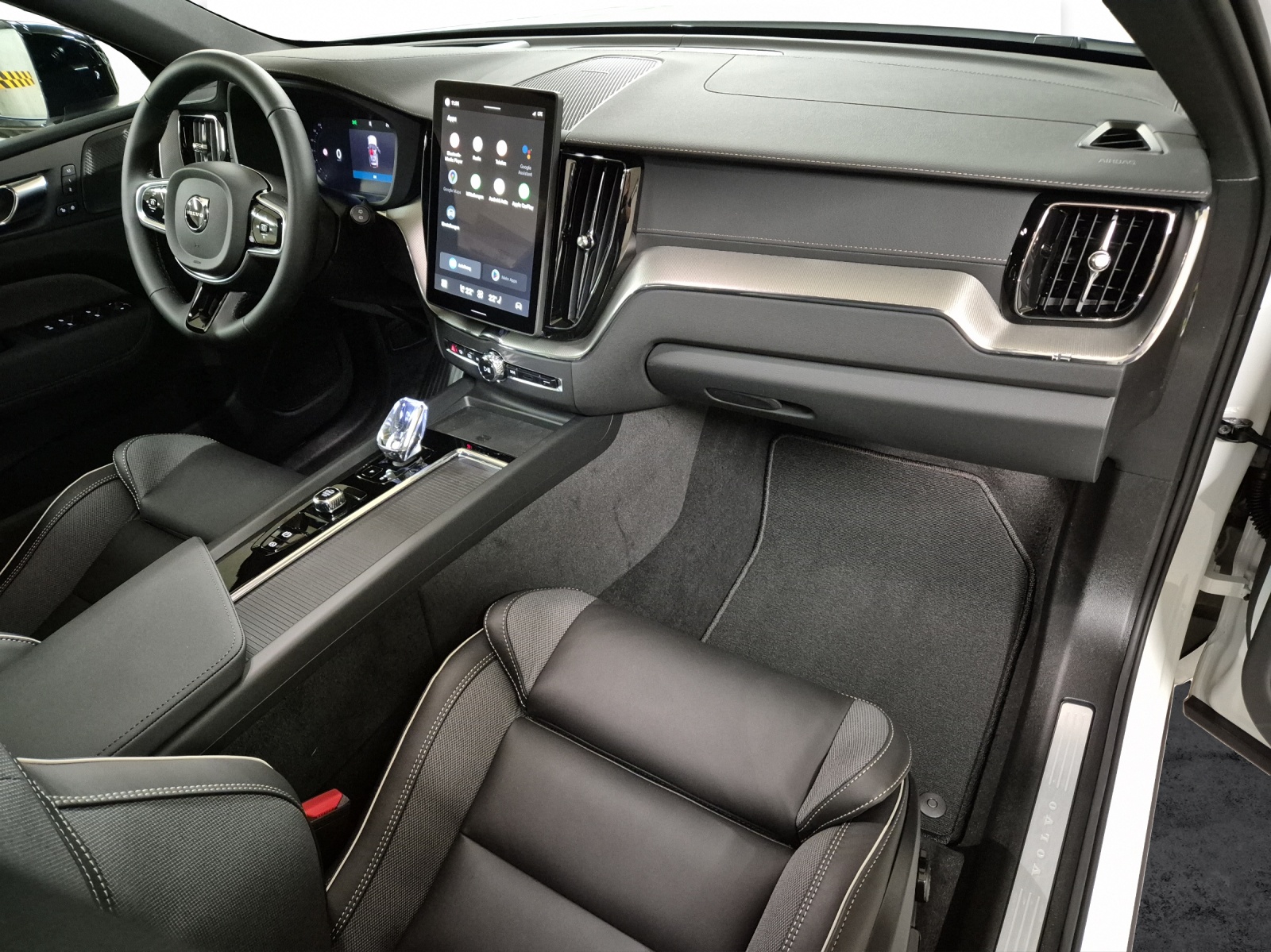 VOLVO XC60 2.0 T6 TE Black Edition eAWD-image-14