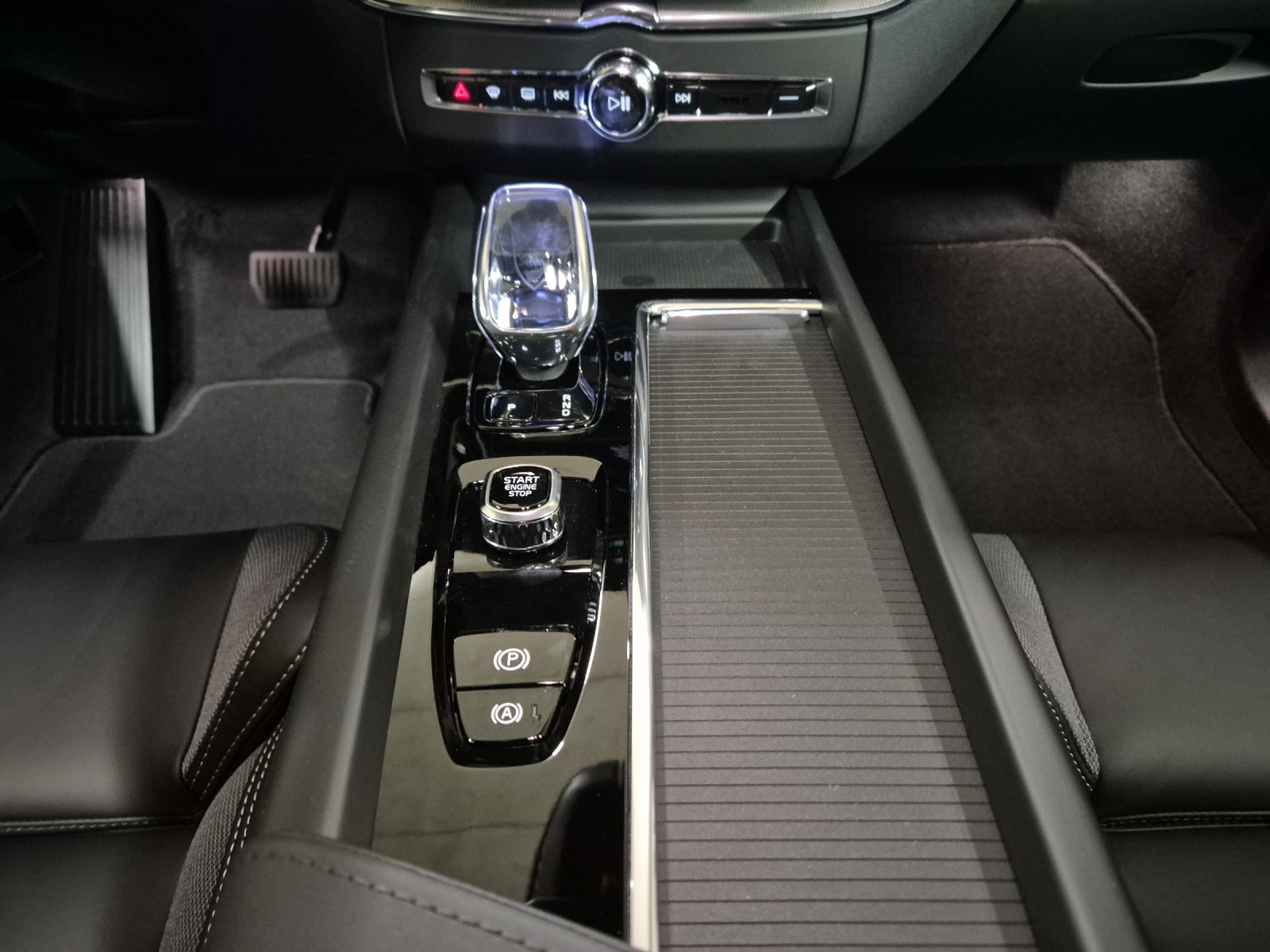 VOLVO XC60 2.0 T6 TE Black Edition eAWD-image-13