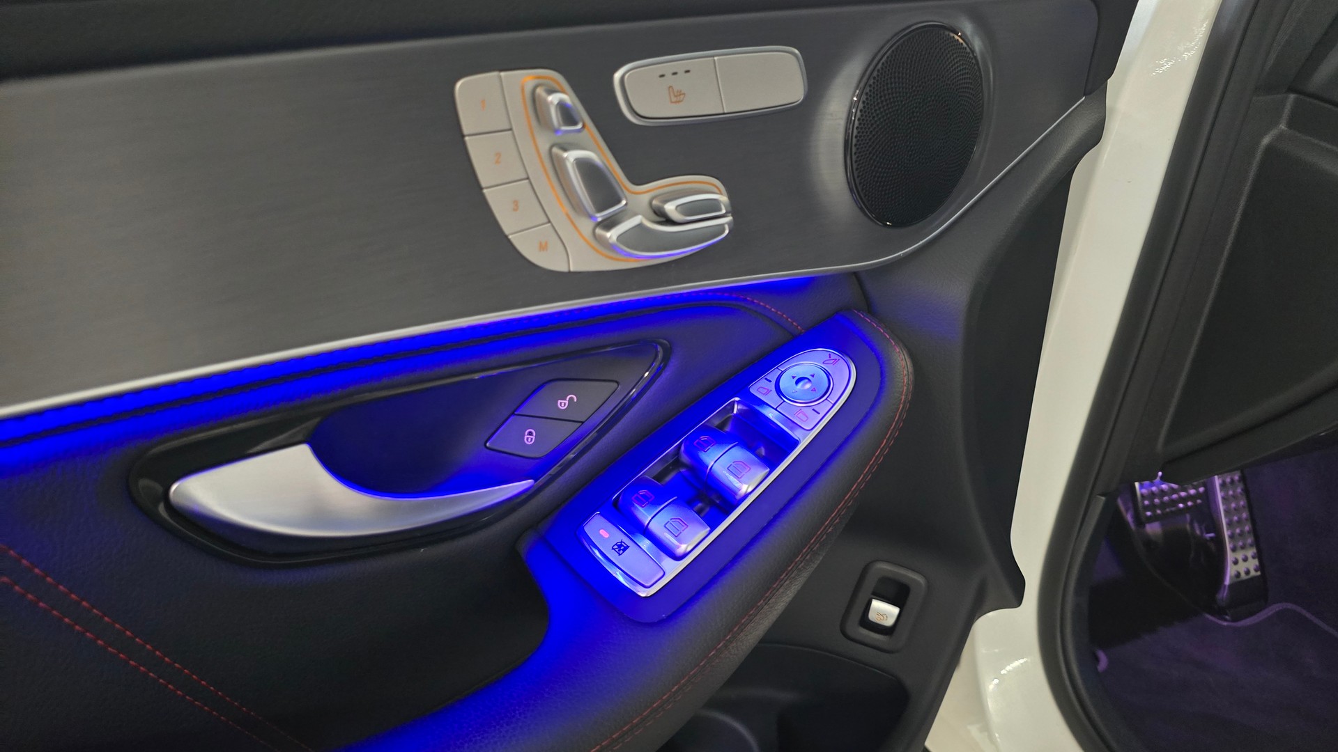 MERCEDES-BENZ GLC 220 d AMG Line Plus 4Matic 9G-Tronic-image-18
