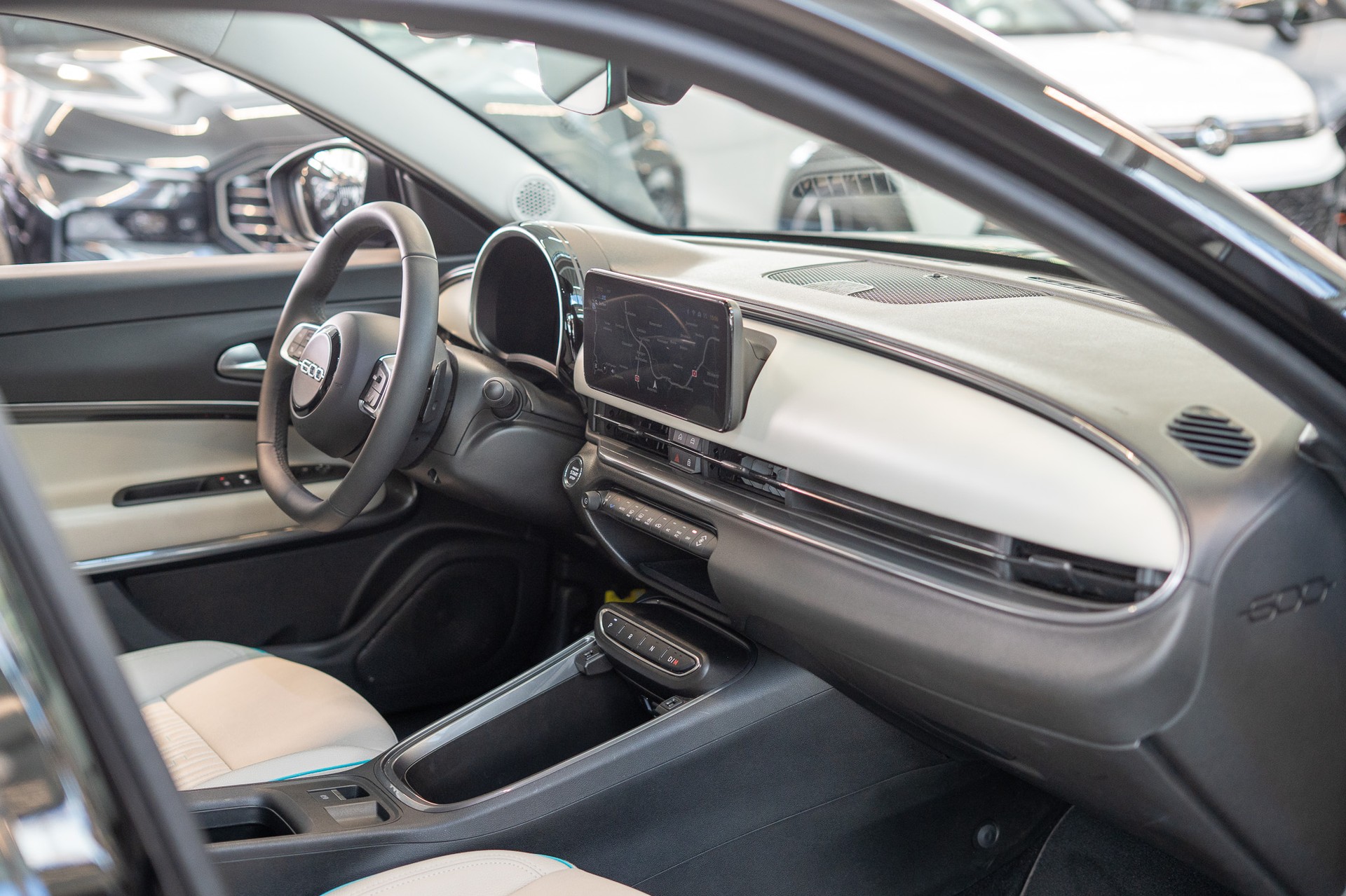 FIAT 600 1.2 Hybrid La Prima / Leder Sitze / Navi-image-11