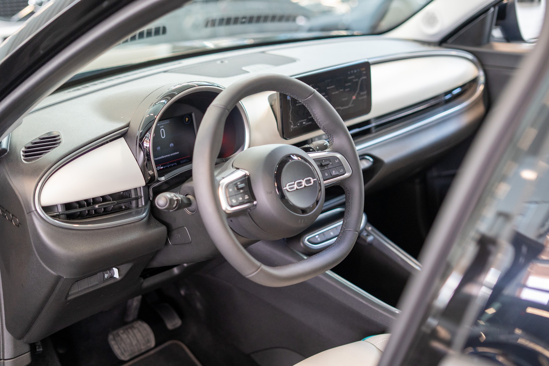 FIAT 600 1.2 Hybrid La Prima / Leder Sitze / Navi-image-10