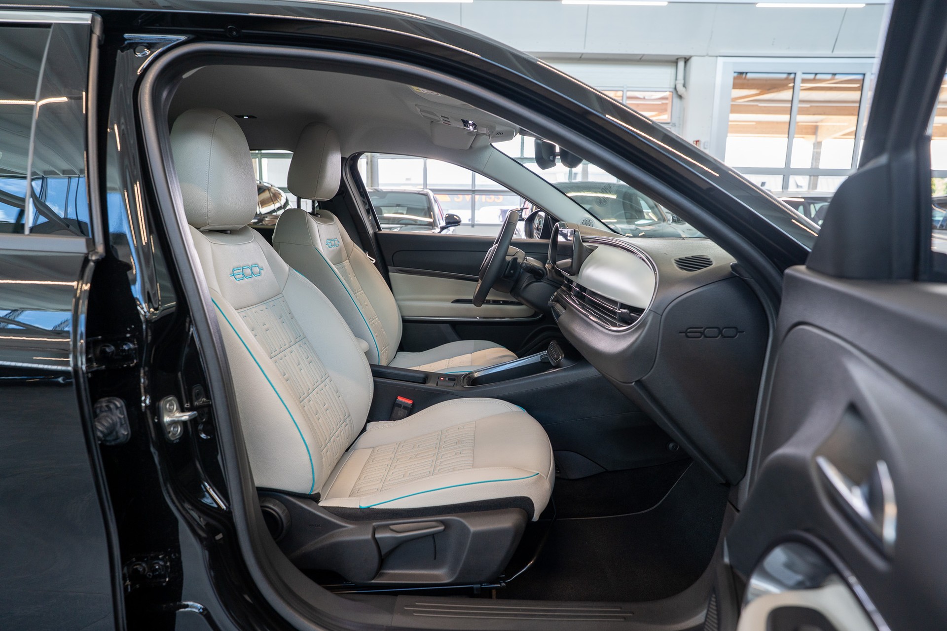 FIAT 600 1.2 Hybrid La Prima / Leder Sitze / Navi-image-16