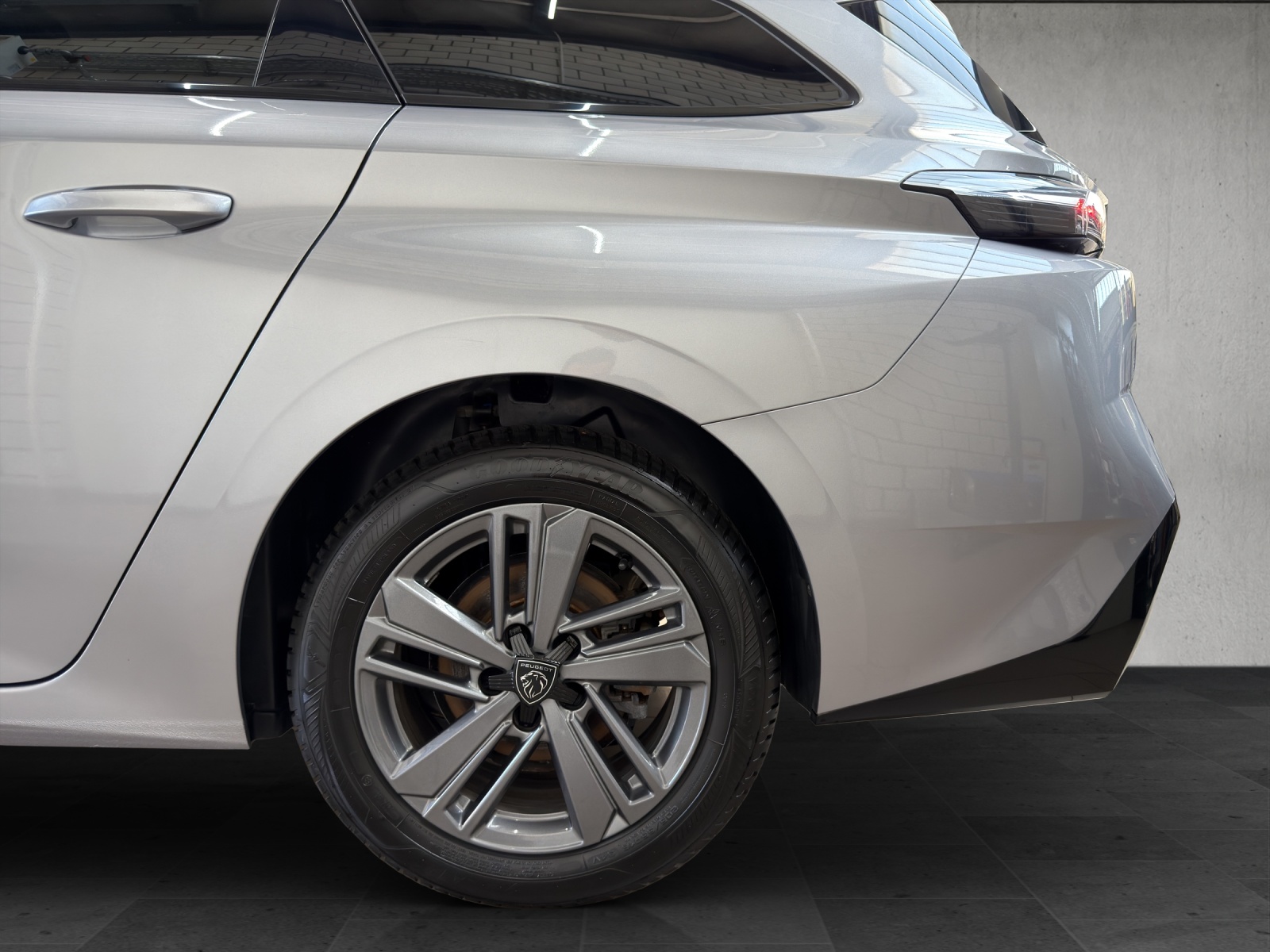 PEUGEOT 308 SW 1.2 Pure Tech Allure EAT8-image-8