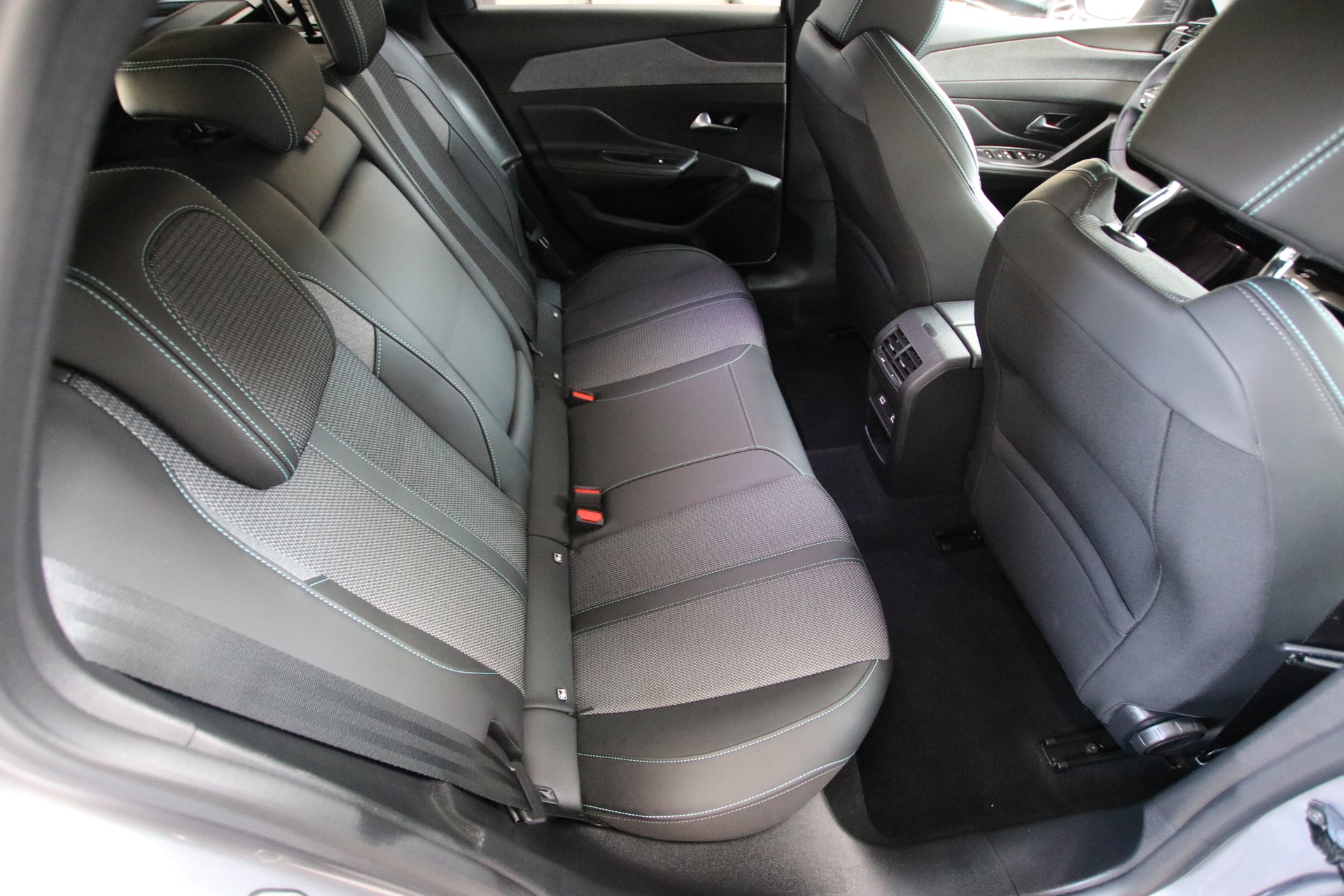 PEUGEOT 308 SW 1.2 Pure Tech Allure EAT8-image-15