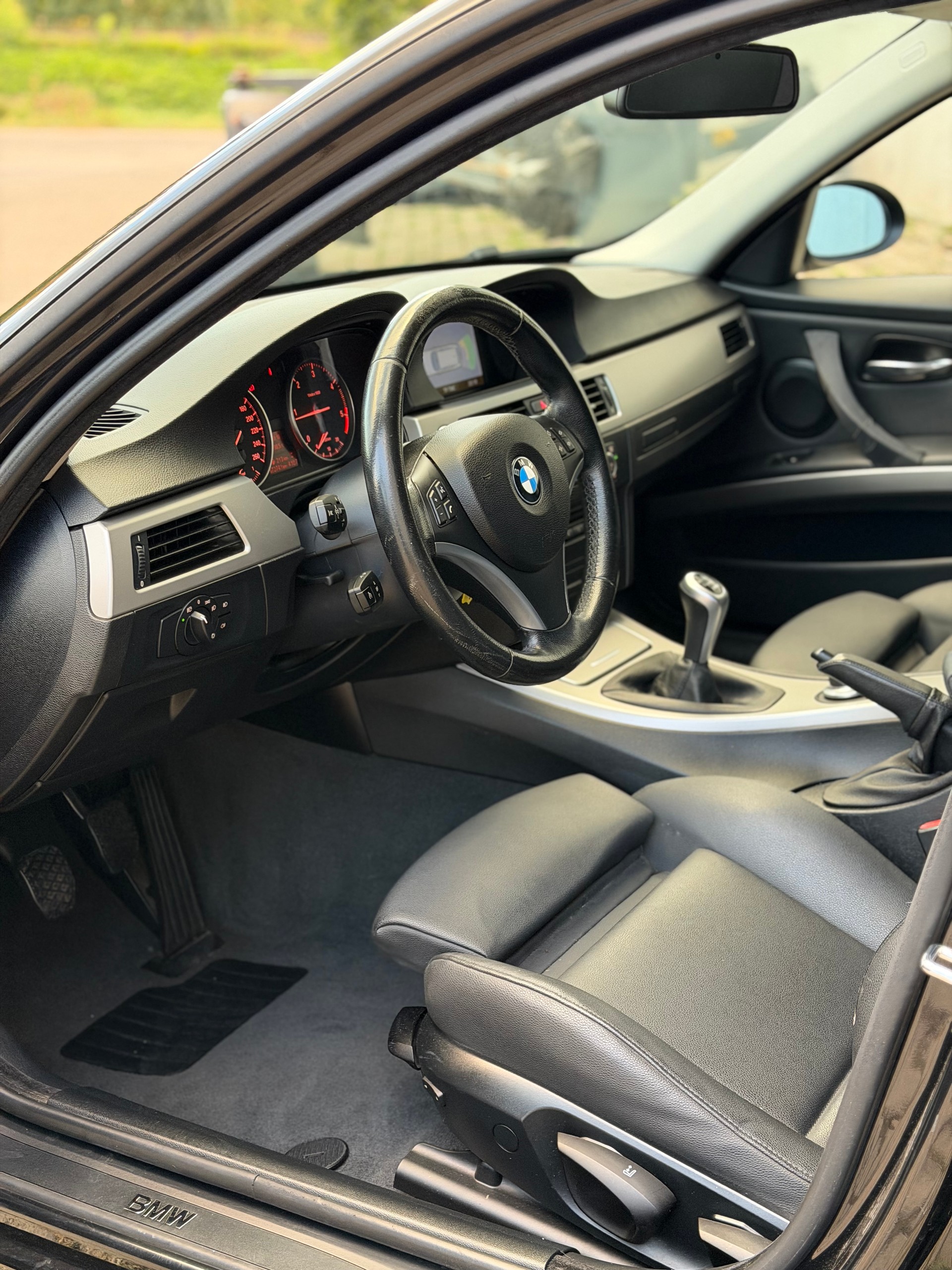 BMW 320d Touring-image-8
