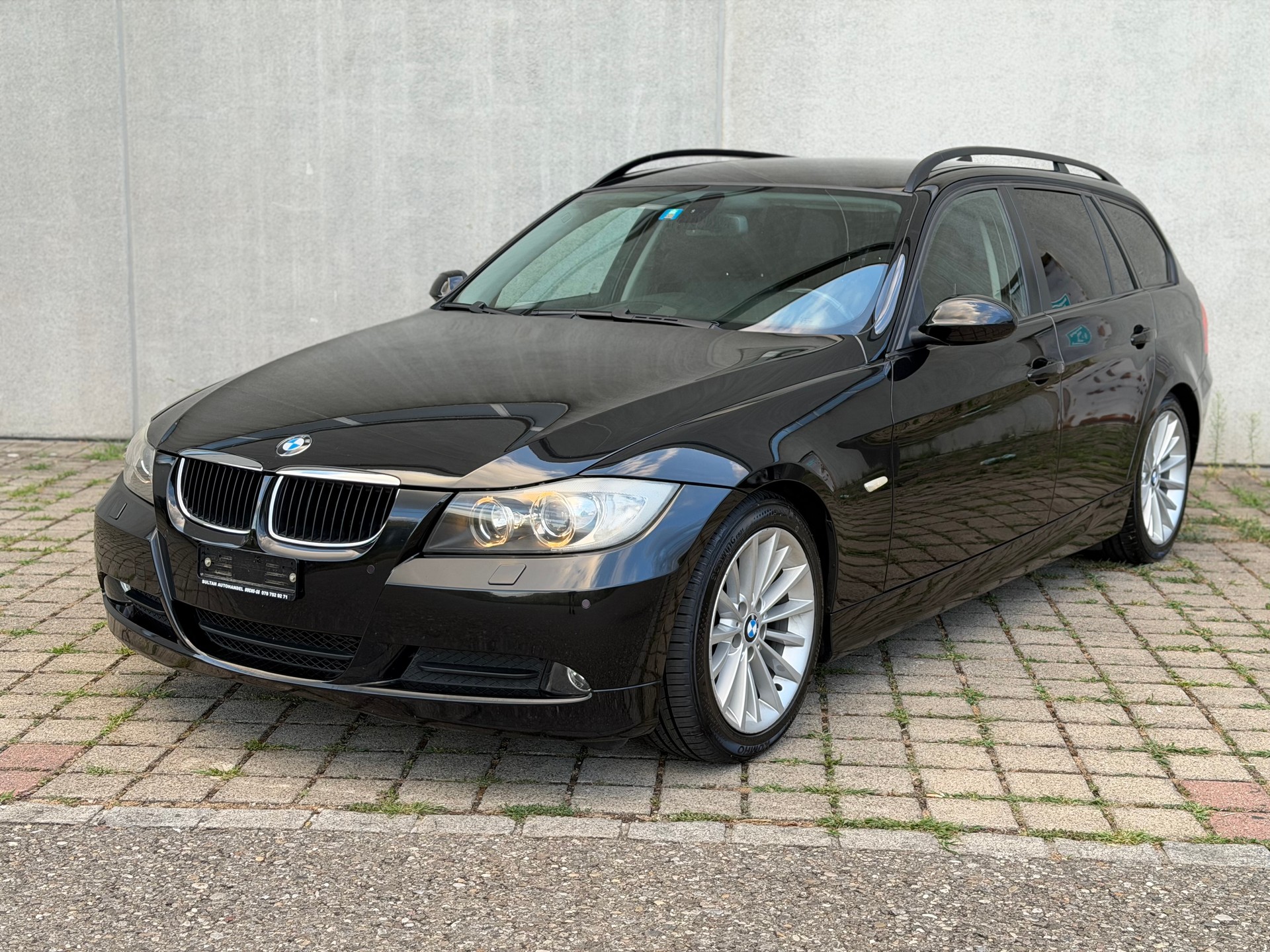 BMW 320d Touring-showroom-element-1
