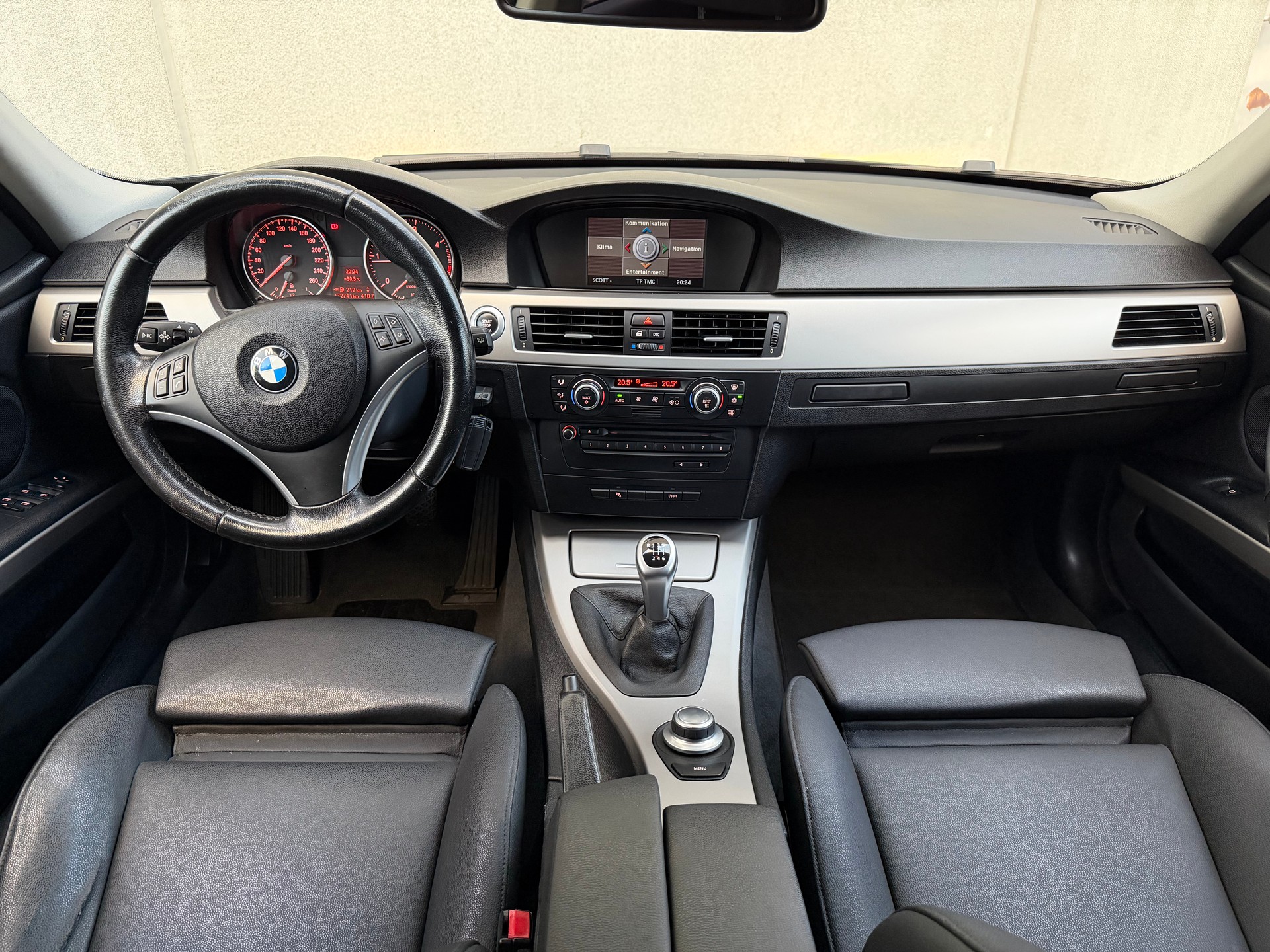 BMW 320d Touring-image-13
