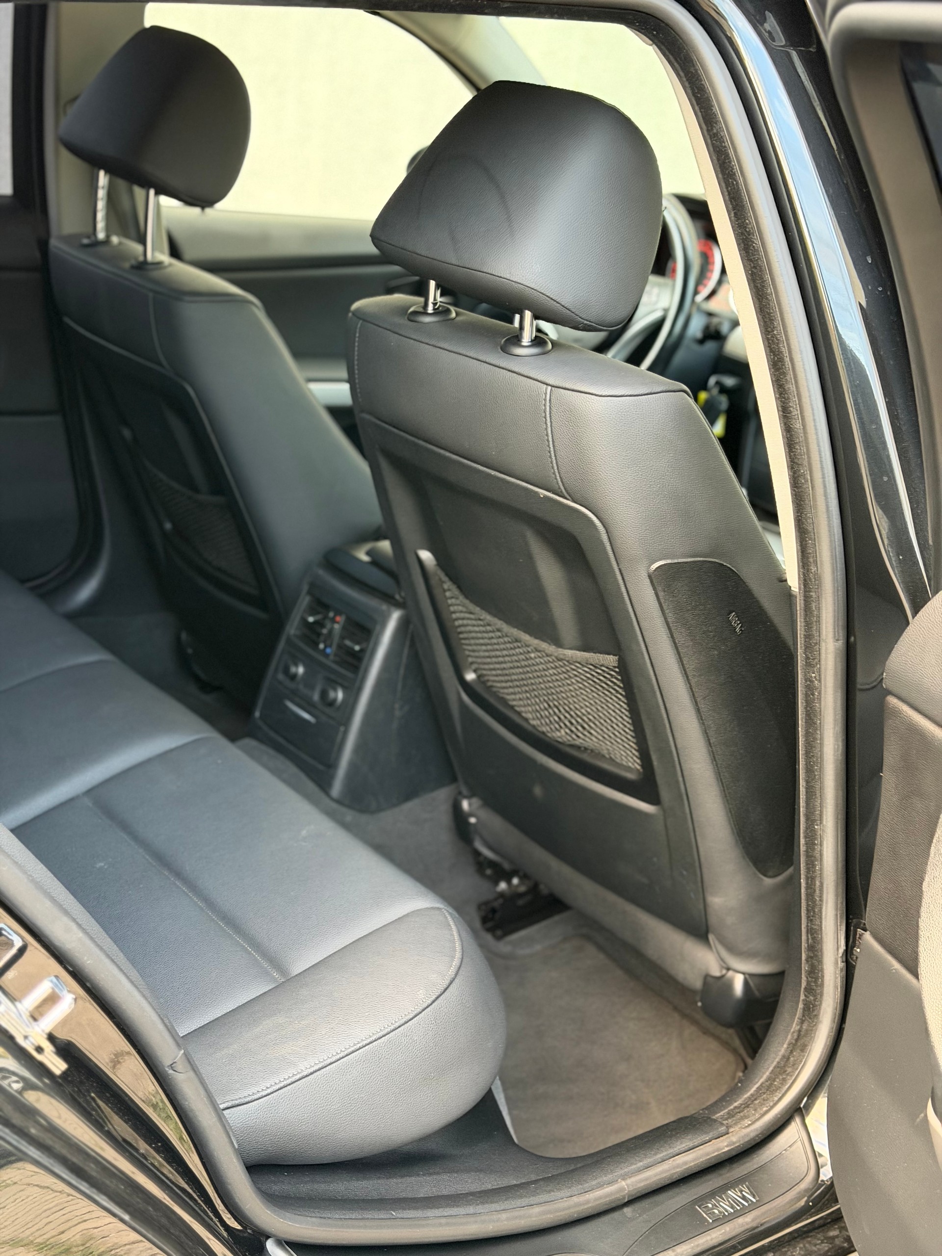 BMW 320d Touring-image-10