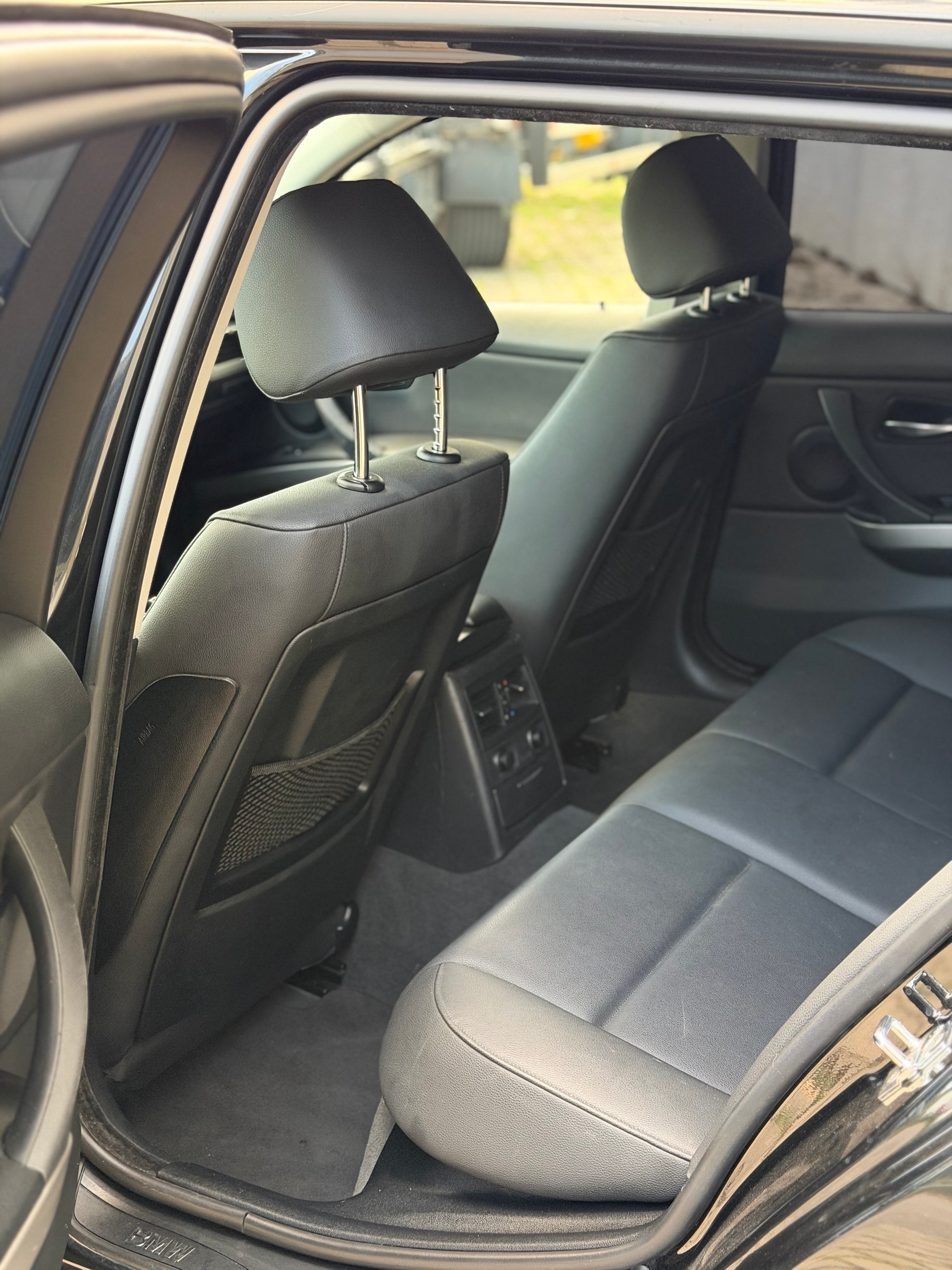 BMW 320d Touring-image-9