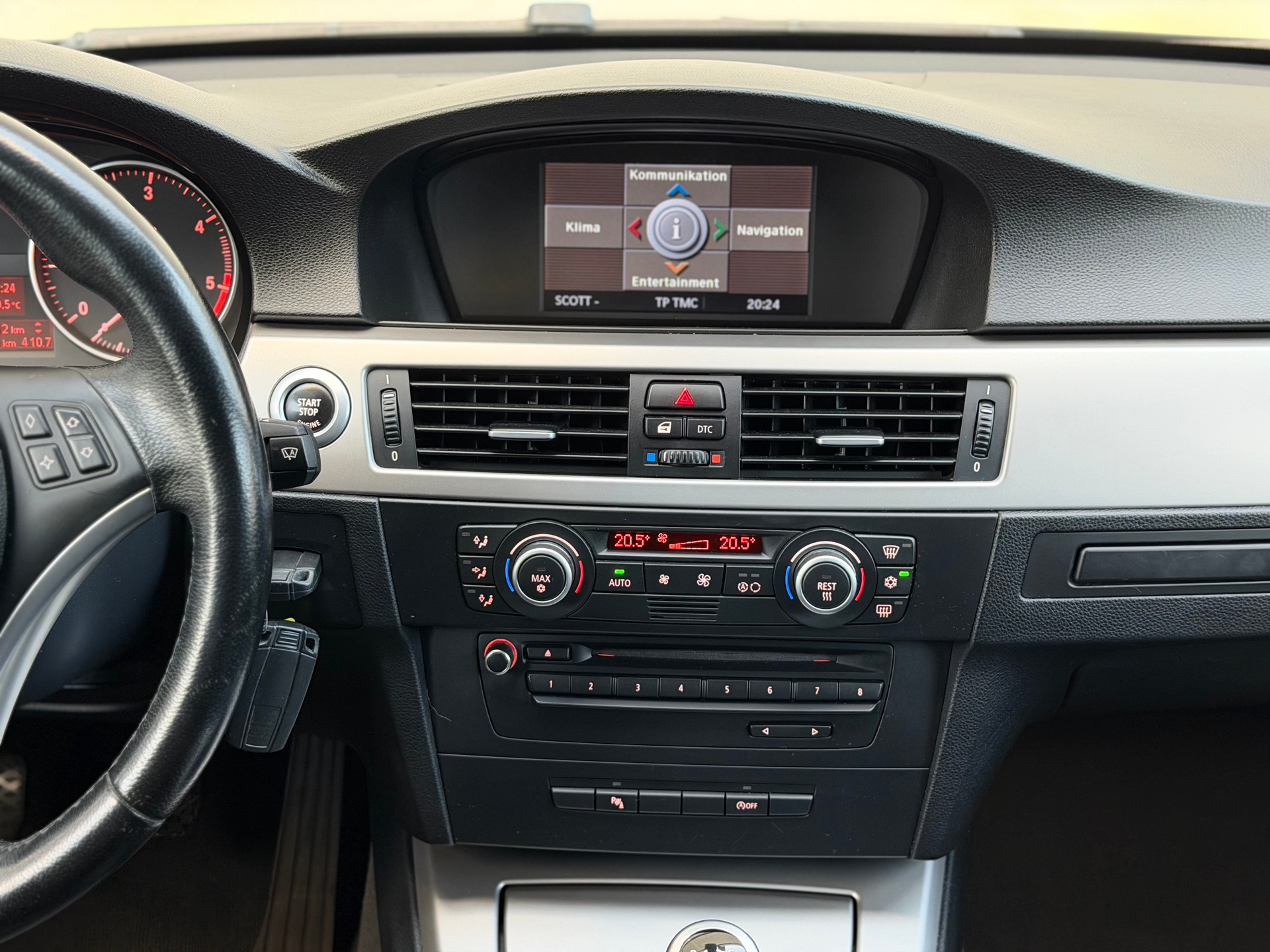 BMW 320d Touring-image-14